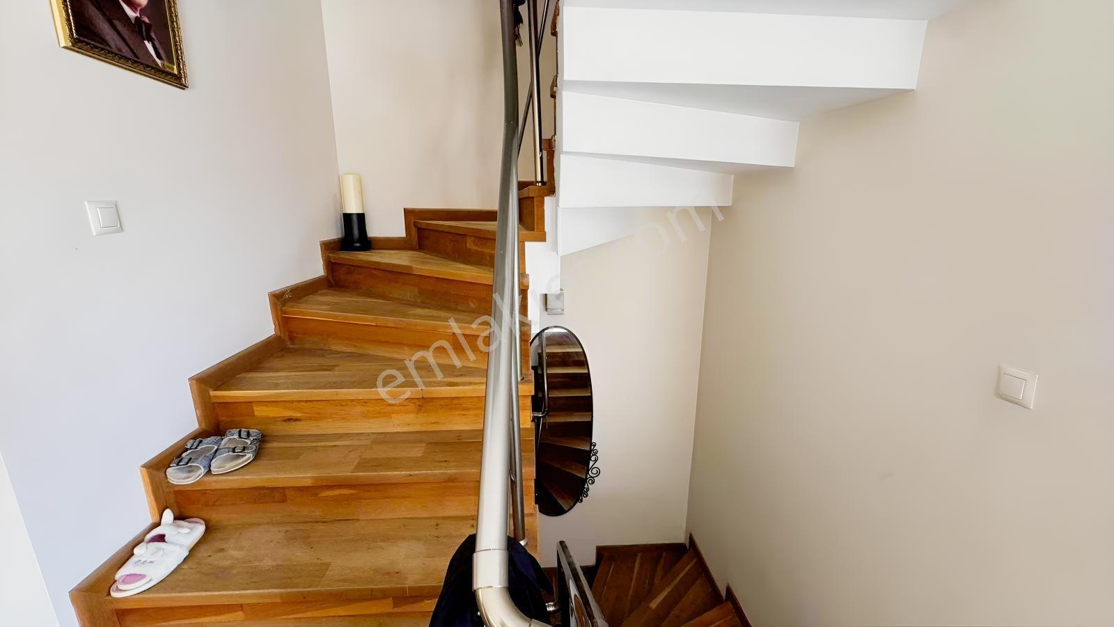 Yiğit Gayrimenkul'den Çeşme Merkezde Tripleks Havuzlu Villa — fotoğraf 13