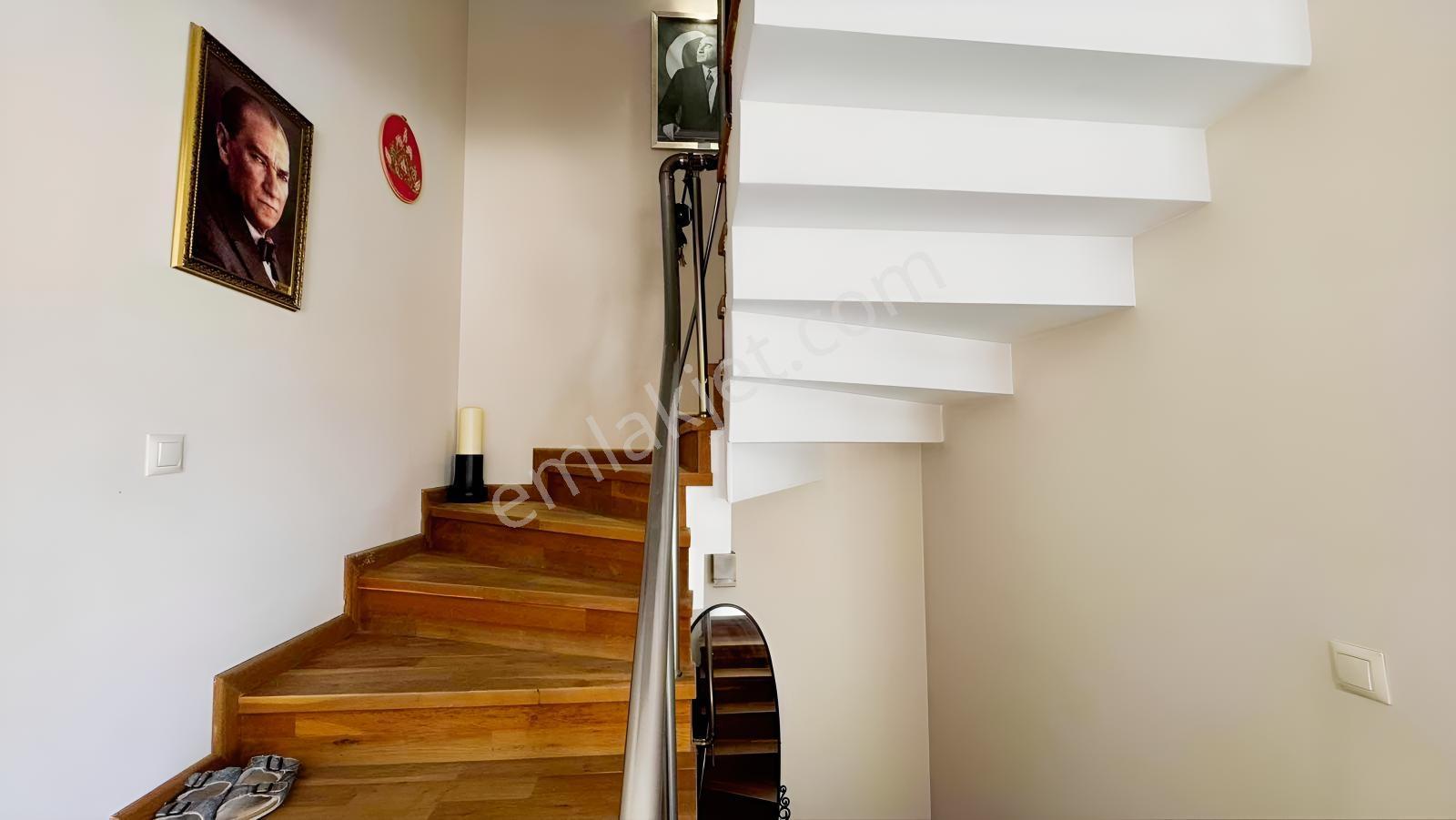 Yiğit Gayrimenkul'den Çeşme Merkezde Tripleks Havuzlu Villa — fotoğraf 14