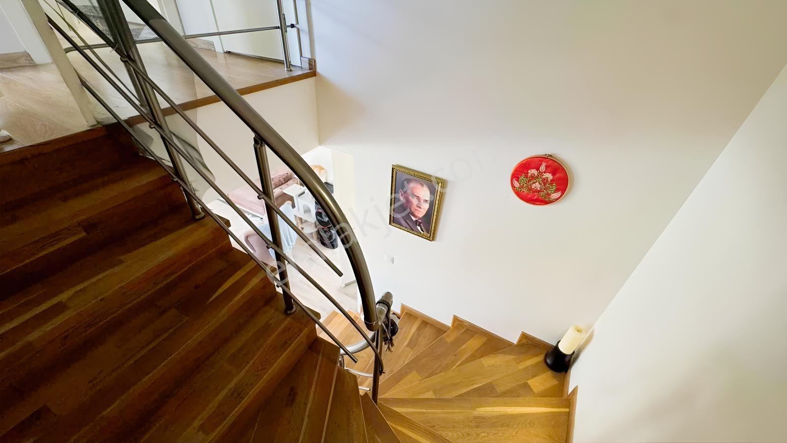 Yiğit Gayrimenkul'den Çeşme Merkezde Tripleks Havuzlu Villa — fotoğraf 15