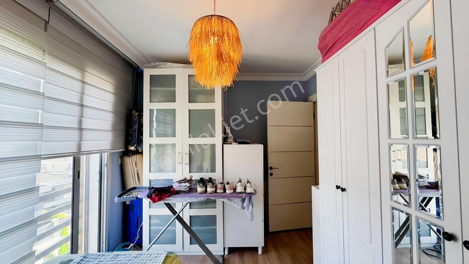 Yiğit Gayrimenkul'den Çeşme Merkezde Tripleks Havuzlu Villa — fotoğraf 17