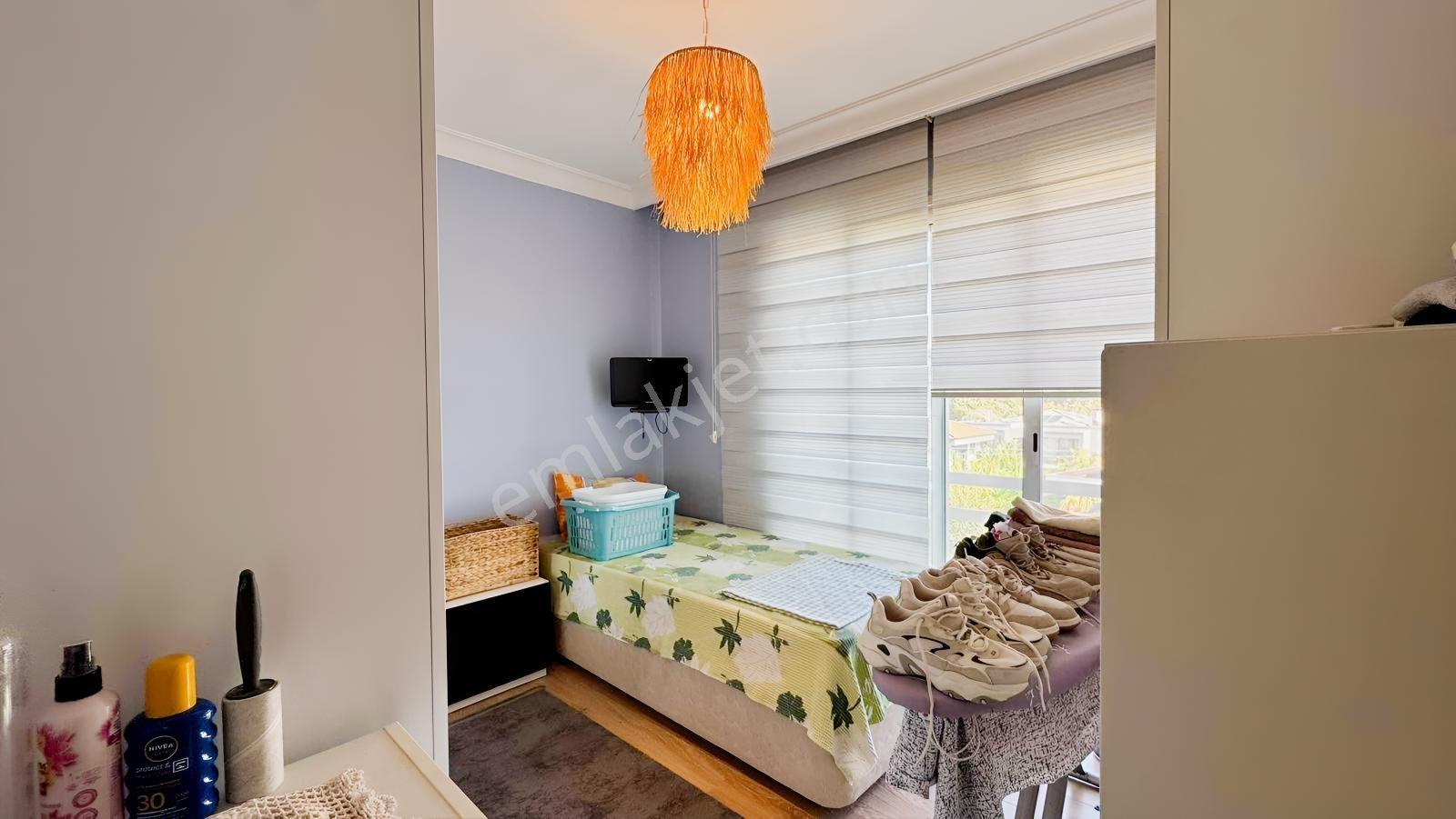 Yiğit Gayrimenkul'den Çeşme Merkezde Tripleks Havuzlu Villa — fotoğraf 18