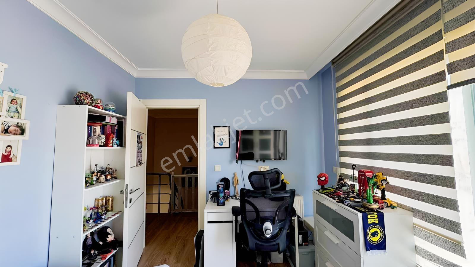 Yiğit Gayrimenkul'den Çeşme Merkezde Tripleks Havuzlu Villa — fotoğraf 21