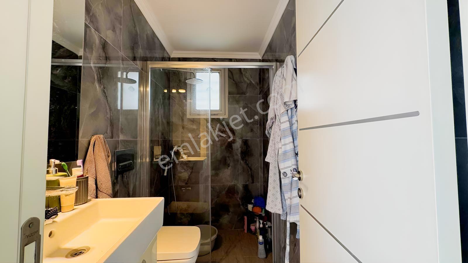 Yiğit Gayrimenkul'den Çeşme Merkezde Tripleks Havuzlu Villa — fotoğraf 25