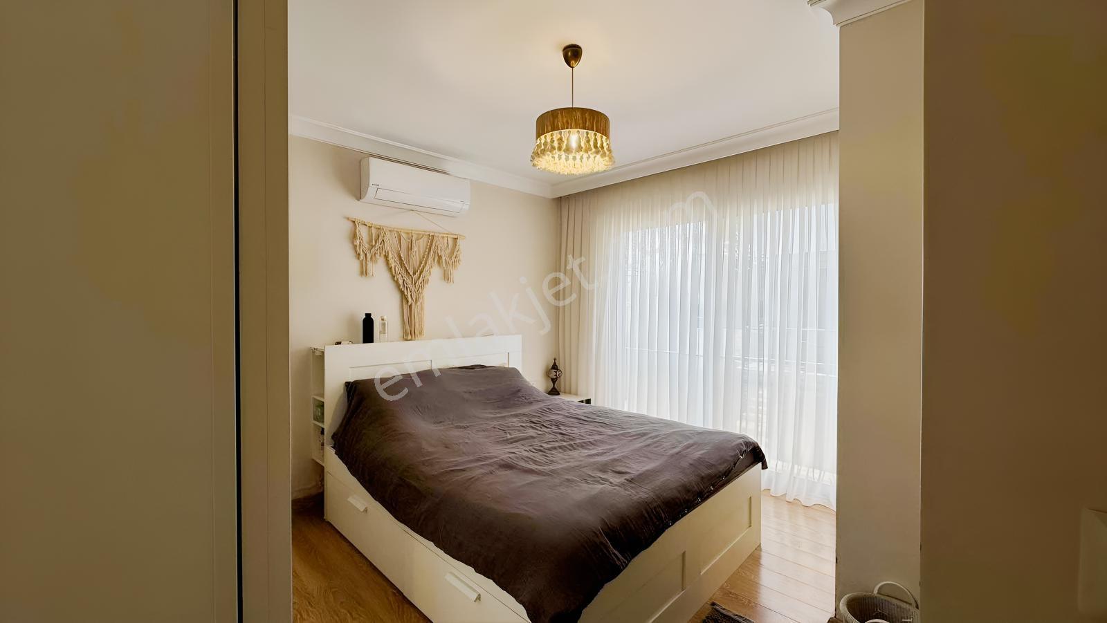 Yiğit Gayrimenkul'den Çeşme Merkezde Tripleks Havuzlu Villa — fotoğraf 29
