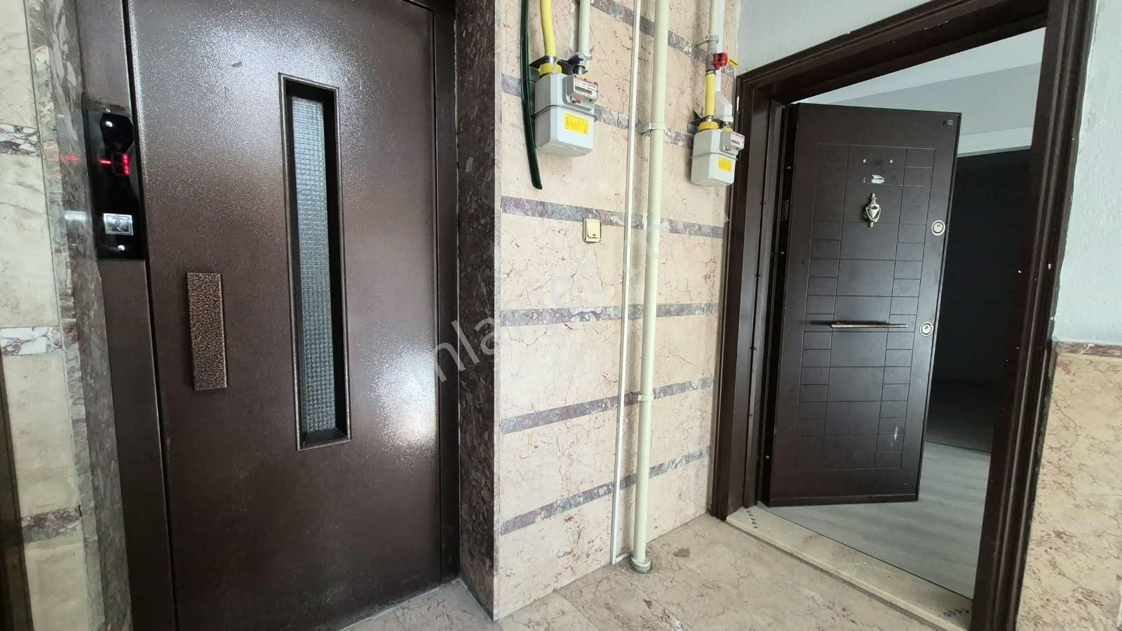 Merkezi Konumda, Yenilenmiş 3+1 Satılık Daire — fotoğraf 4
