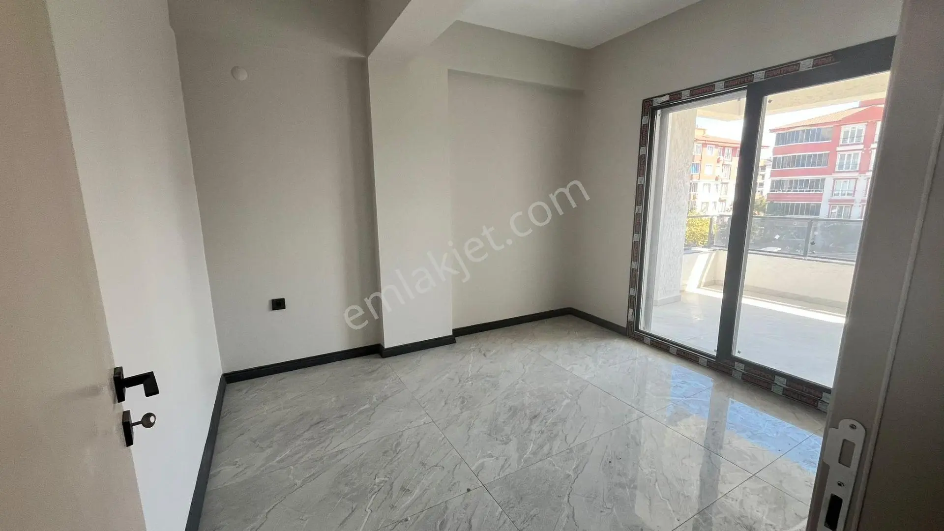 Bademalanı'nda Yol Üzeri Muhteşem Lokasyon Süper Daire 3+1 — fotoğraf 13