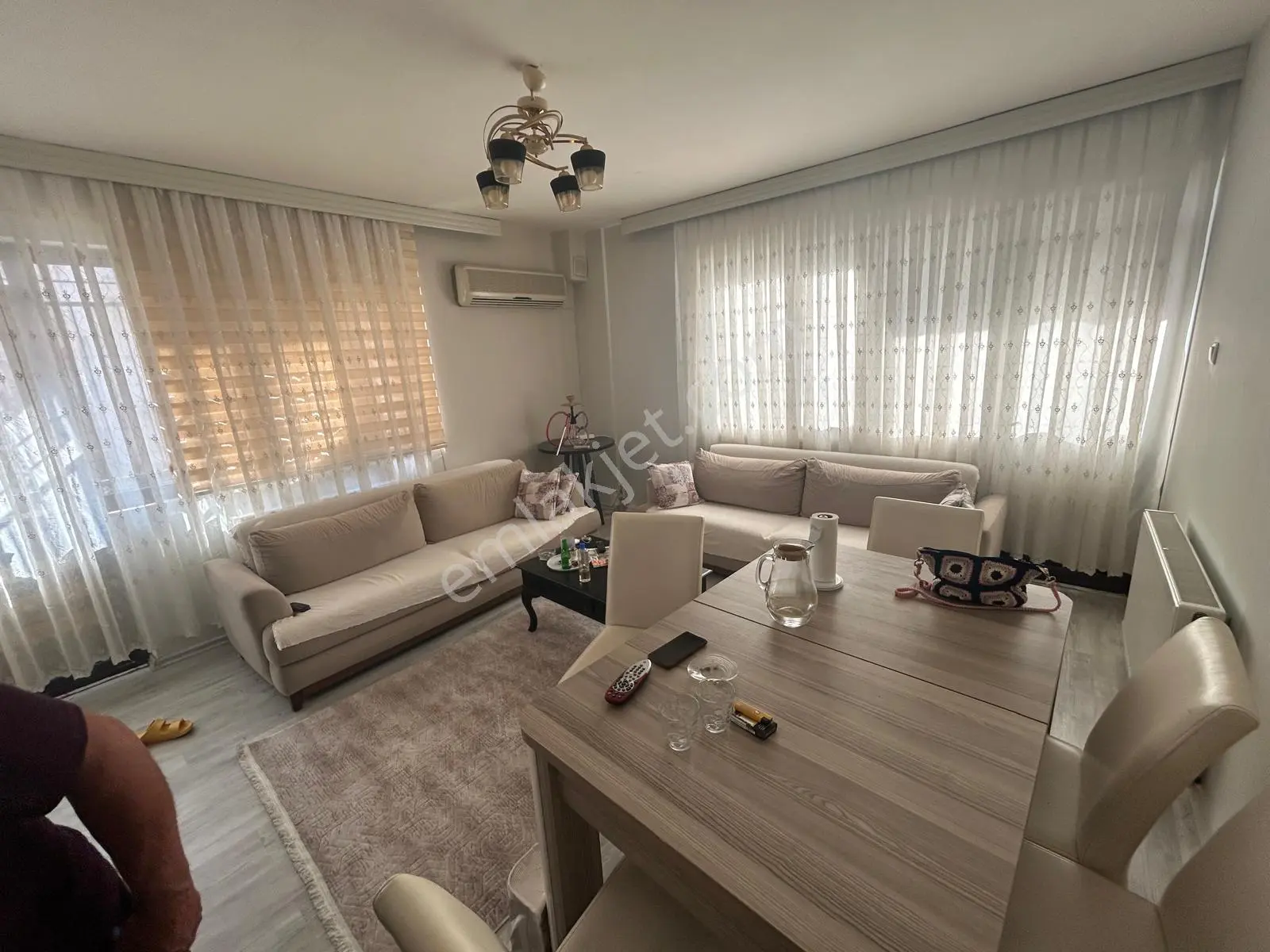 Acill Kuşadası Merkezde Çok Geniş Doğalgazlı 3+1 Satılık Daire