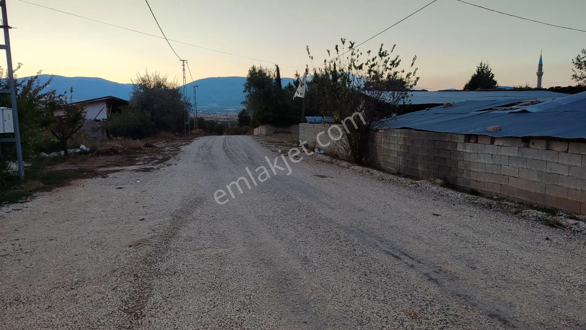 Antalya Korkuteli Bozova'da Satılık 700m2 İmarlı Arsa 2 Kat Ve %40 İnşaat İzni Var — fotoğraf 3