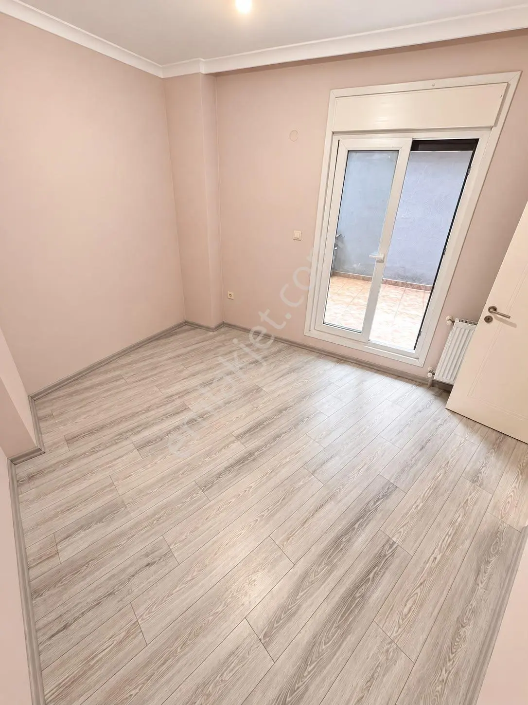 Kaçmaz'Dan İdealtepe Sahil'De Eşşiz Konumlu Ara Kat Balkonlu 2+1