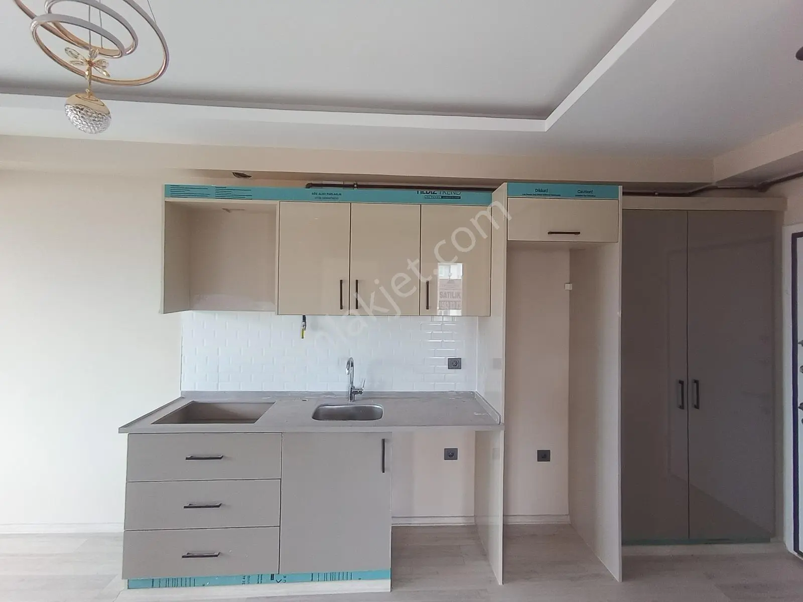 Germenıcıa'dan Üniversite Ye Yakın Lüx 2+0 Daire — fotoğraf 5