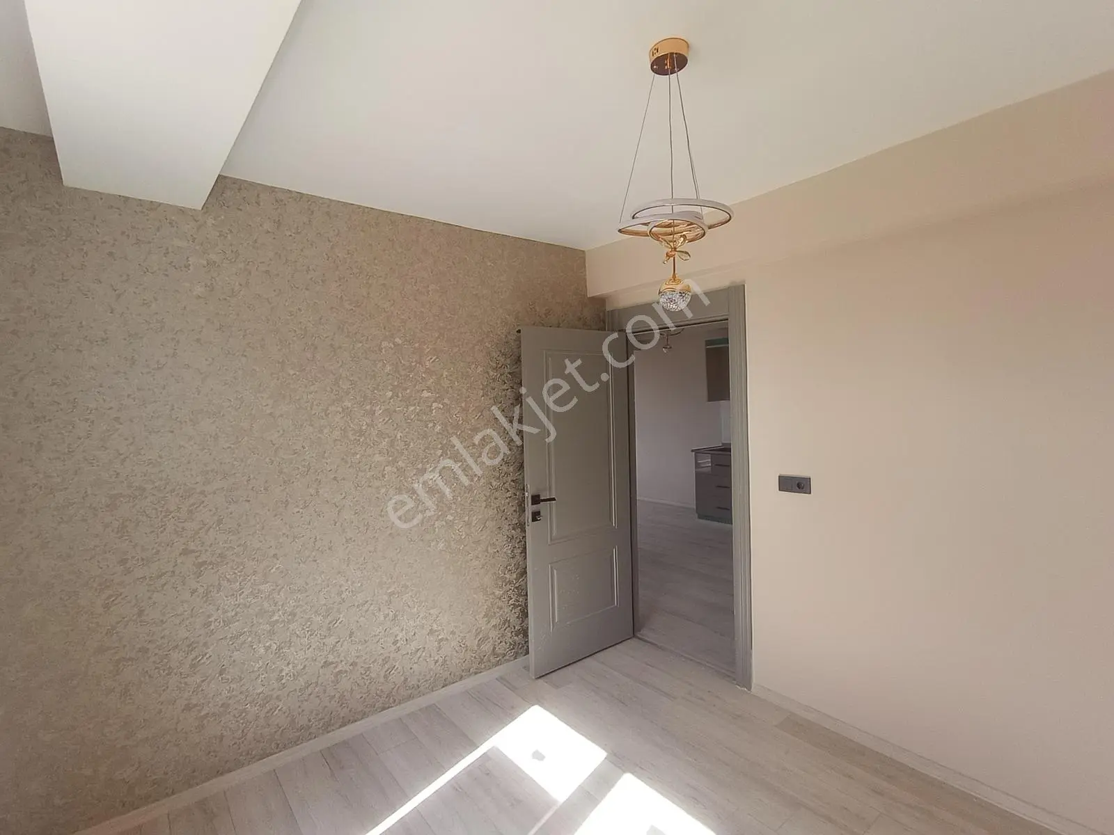 Germenıcıa'dan Üniversite Ye Yakın Lüx 2+0 Daire — fotoğraf 11