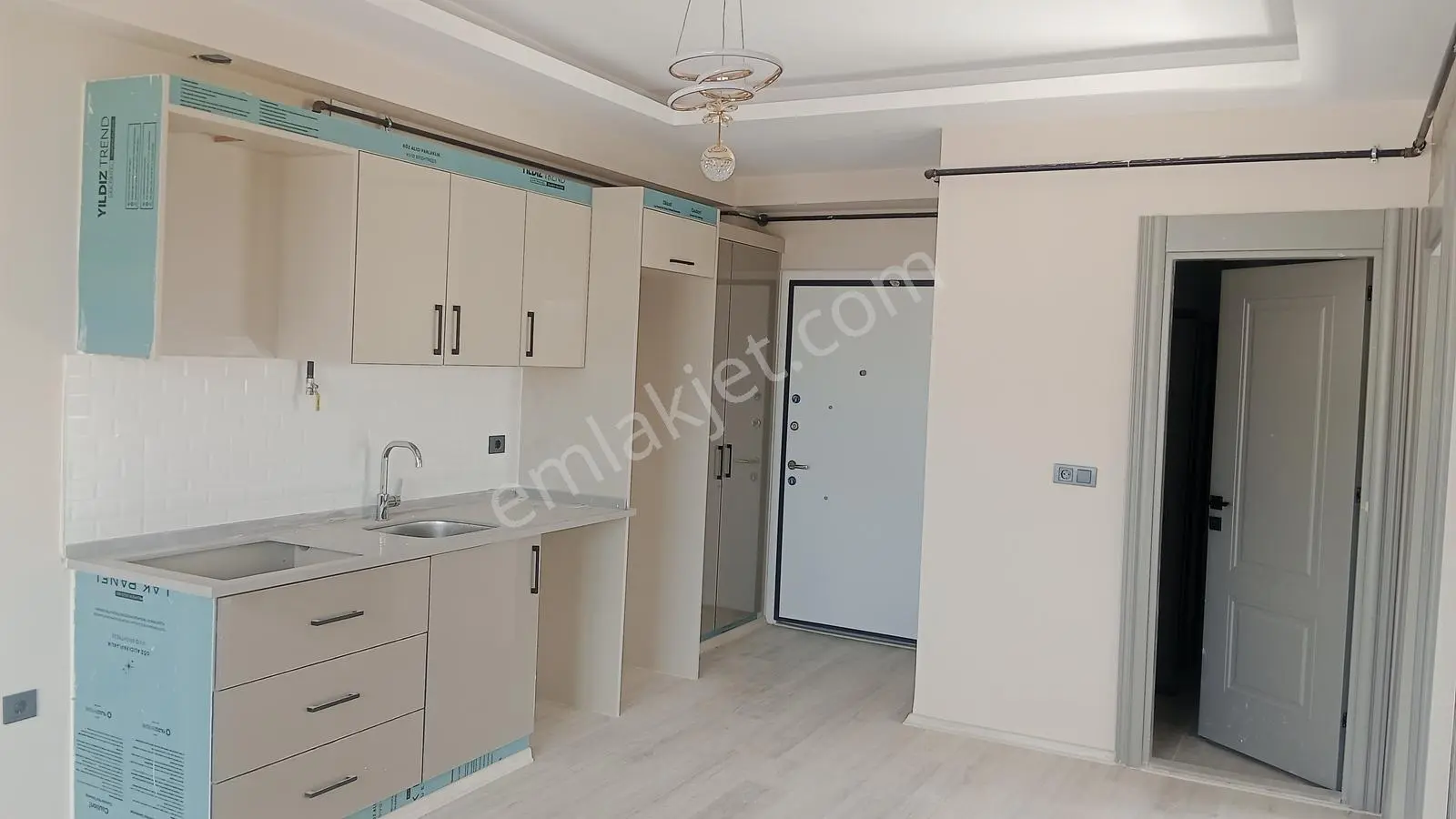 Germenıcıa'dan Üniversite Ye Yakın Lüx 2+0 Daire — fotoğraf 14