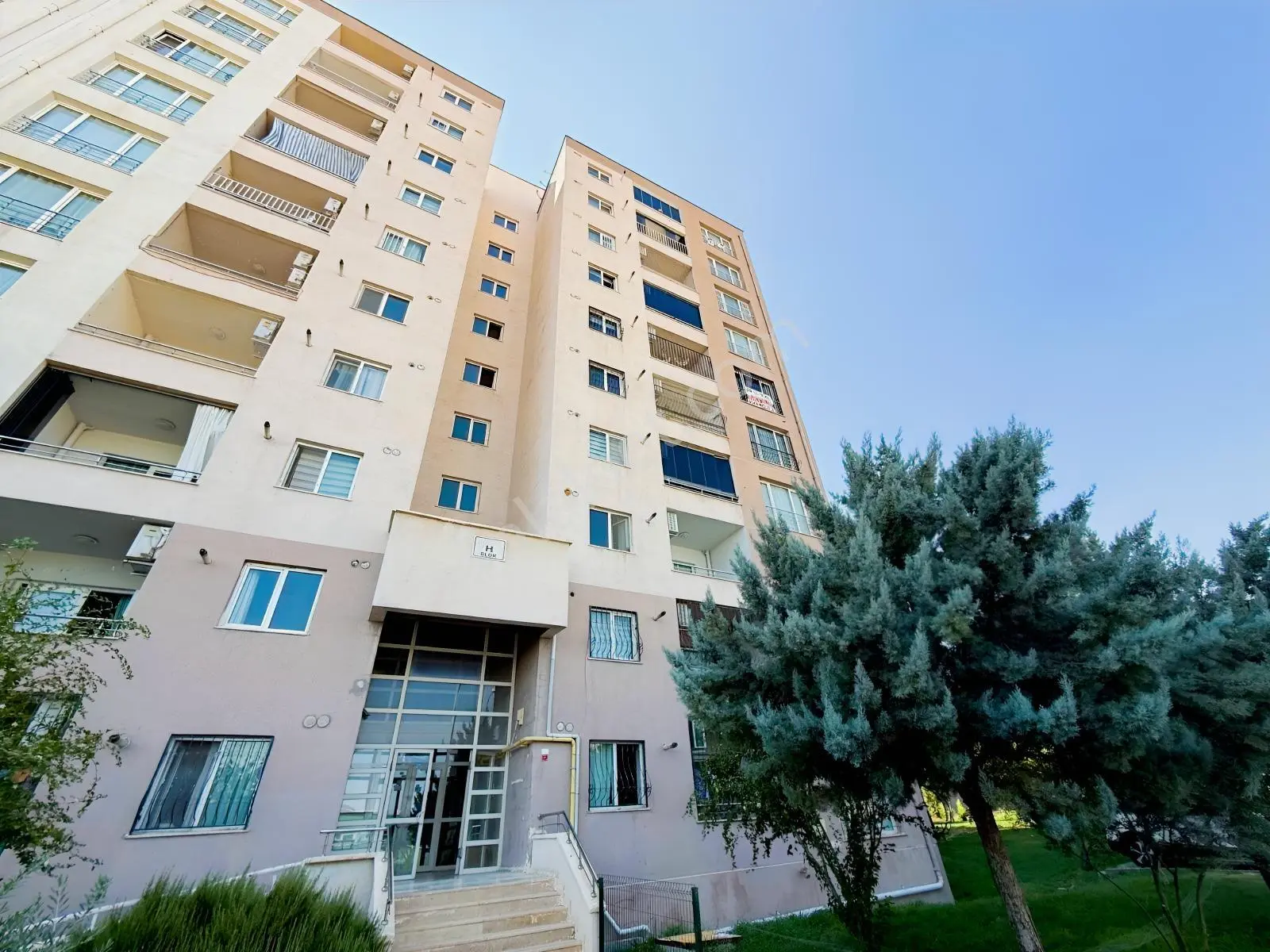 Belediye Evlerinde 3+1 | Çift Balkonlu | Çift Klimalı | Ara Kat