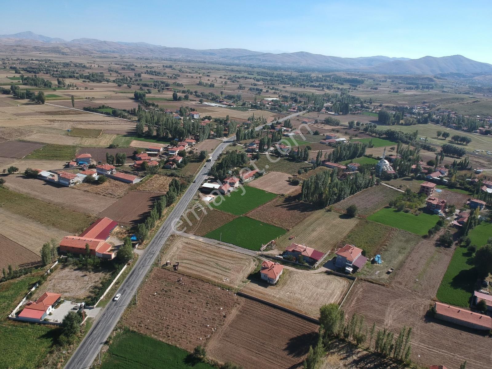 İlbey / Şuhut - Karaadilli Ana Yolunda 7.402 M² Tarla — fotoğraf 10