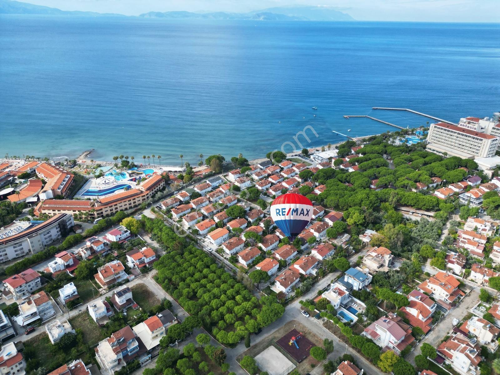 Kuşadası'Nda Özel Plajlı Mistur Sitesinde Satılık Villa !
