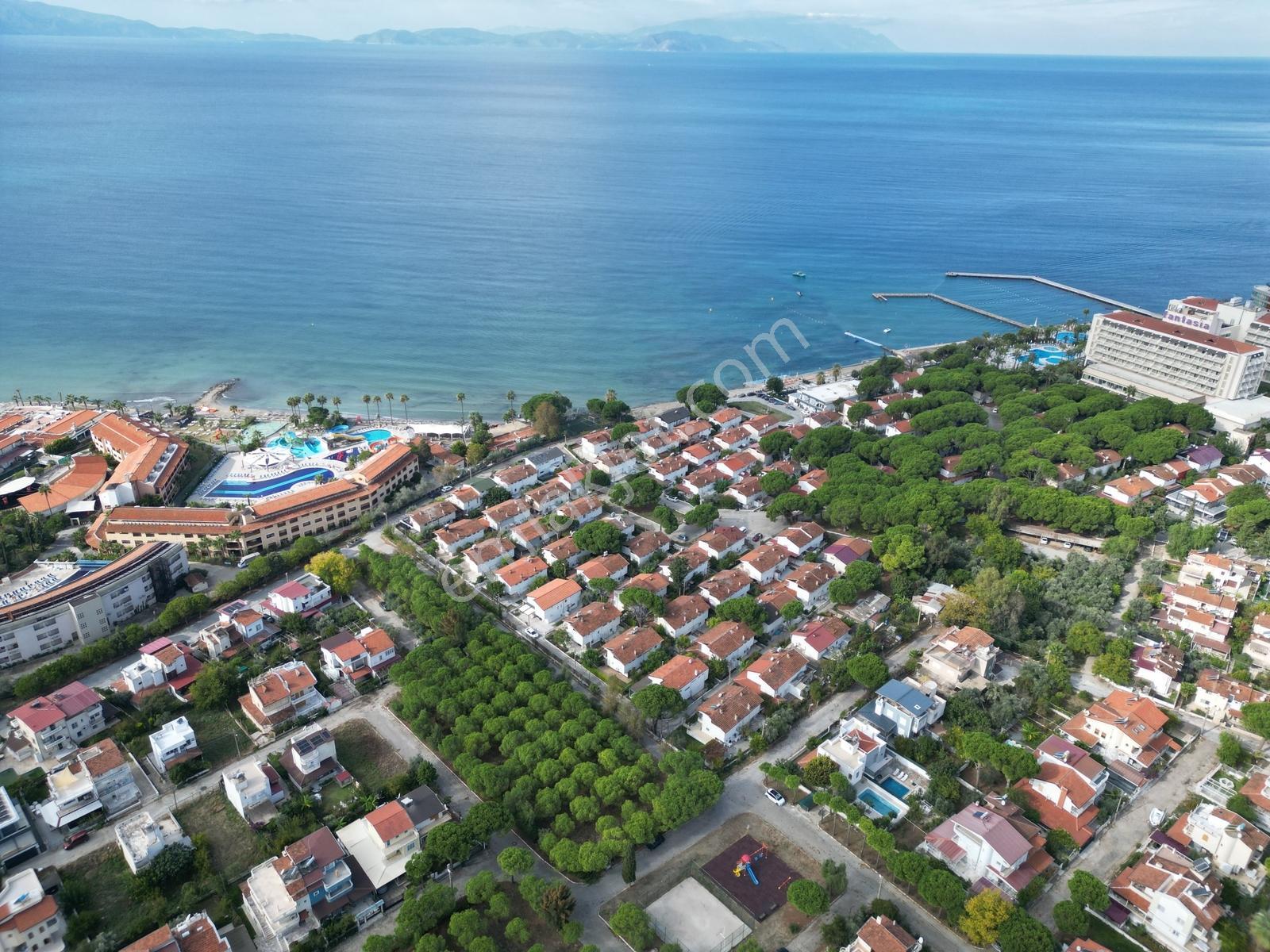 Kuşadası'nda Özel Plajlı Mistur Sitesinde Satılık Villa ! — fotoğraf 2