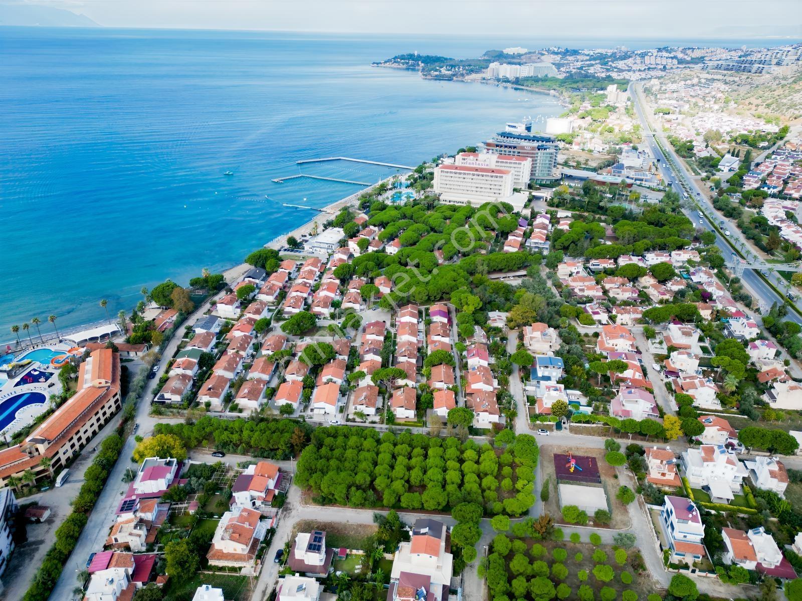 Kuşadası'nda Özel Plajlı Mistur Sitesinde Satılık Villa ! — fotoğraf 3