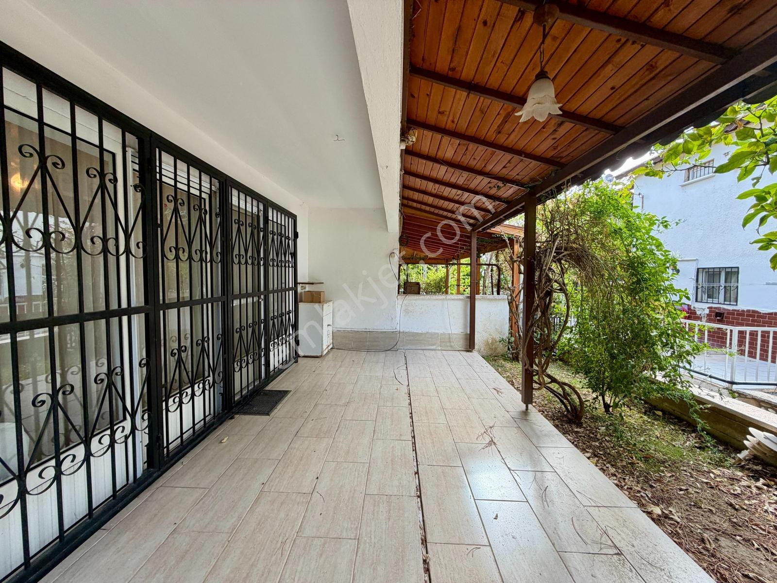 Kuşadası'nda Özel Plajlı Mistur Sitesinde Satılık Villa ! — fotoğraf 5