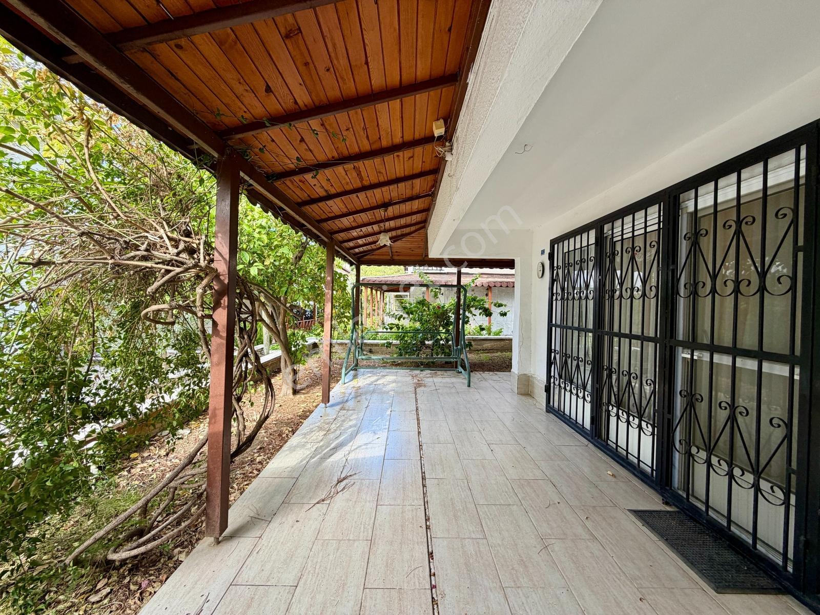 Kuşadası'nda Özel Plajlı Mistur Sitesinde Satılık Villa ! — fotoğraf 6