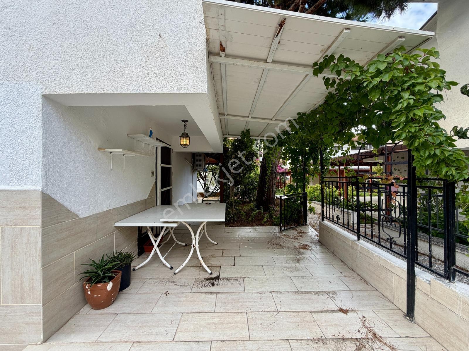 Kuşadası'nda Özel Plajlı Mistur Sitesinde Satılık Villa ! — fotoğraf 8