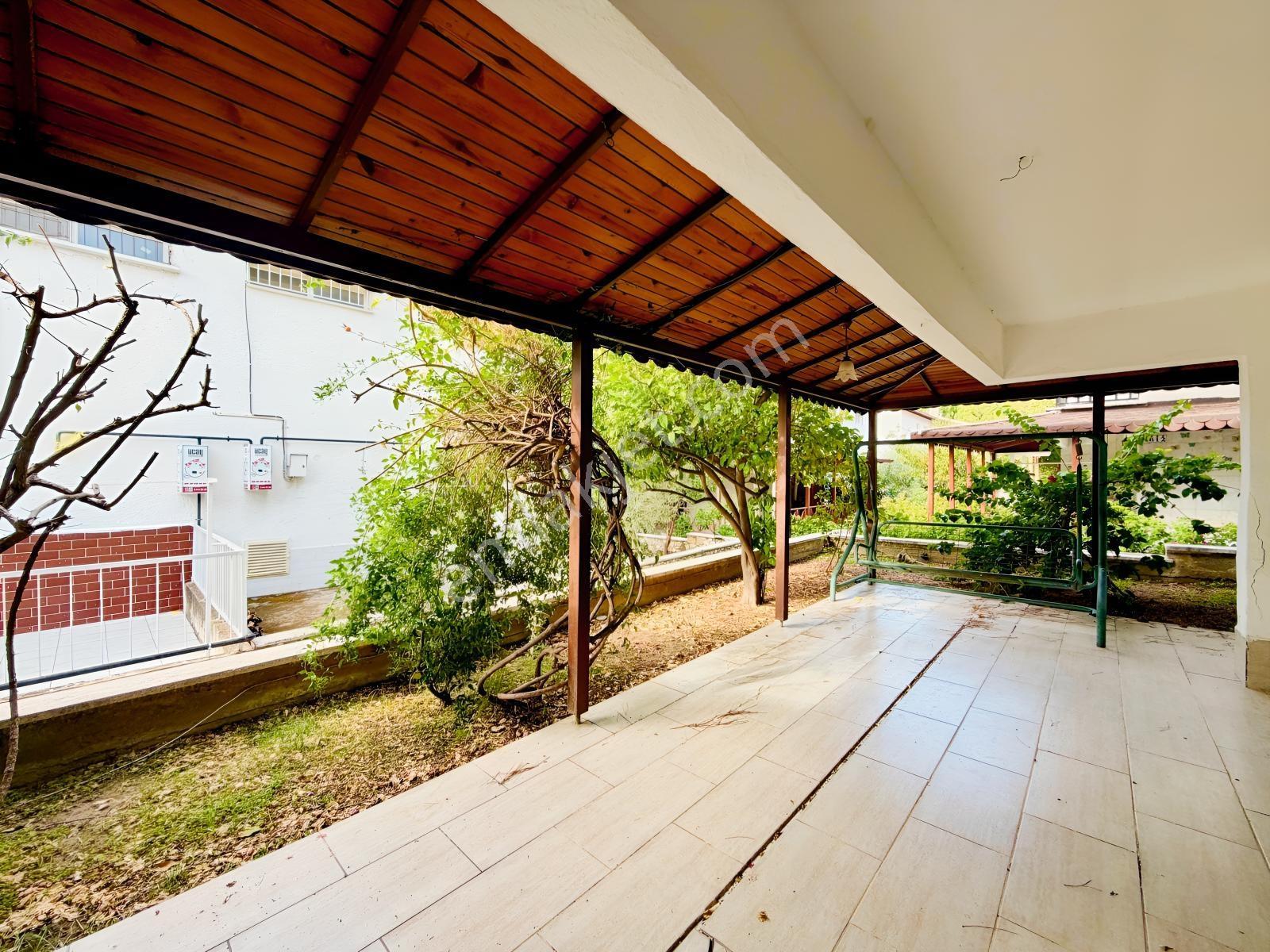 Kuşadası'nda Özel Plajlı Mistur Sitesinde Satılık Villa ! — fotoğraf 10