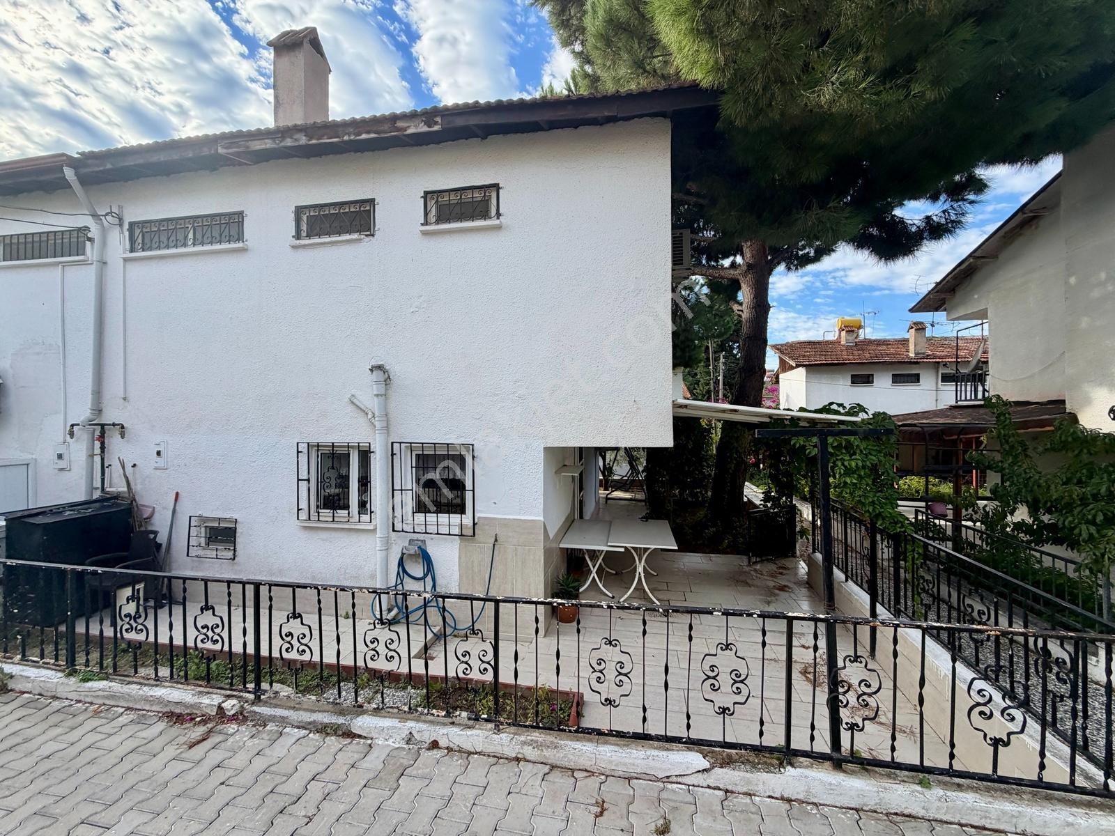 Kuşadası'nda Özel Plajlı Mistur Sitesinde Satılık Villa ! — fotoğraf 11