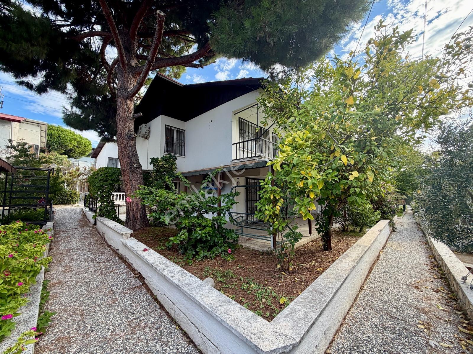 Kuşadası'nda Özel Plajlı Mistur Sitesinde Satılık Villa ! — fotoğraf 12