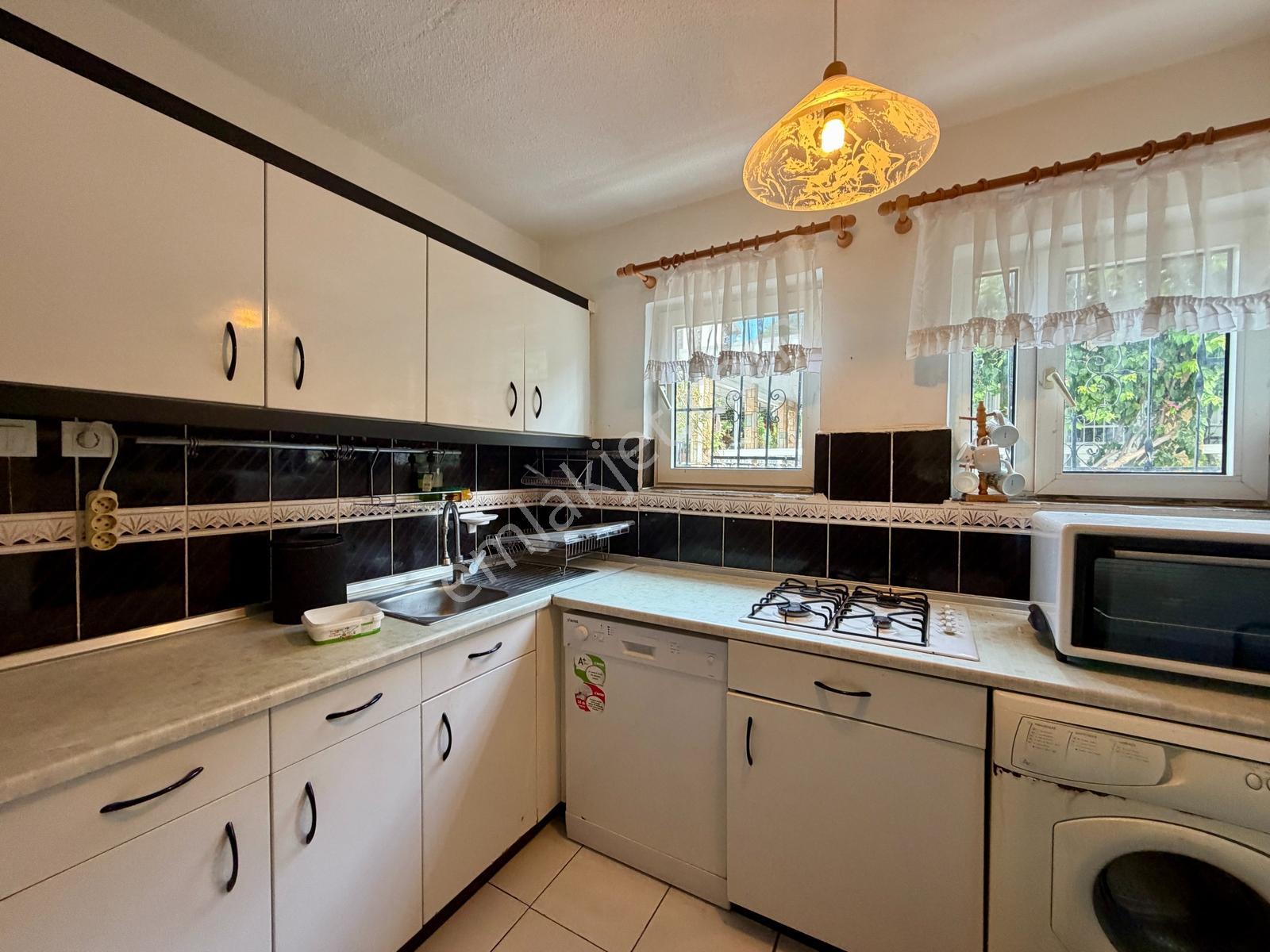 Kuşadası'nda Özel Plajlı Mistur Sitesinde Satılık Villa ! — fotoğraf 14