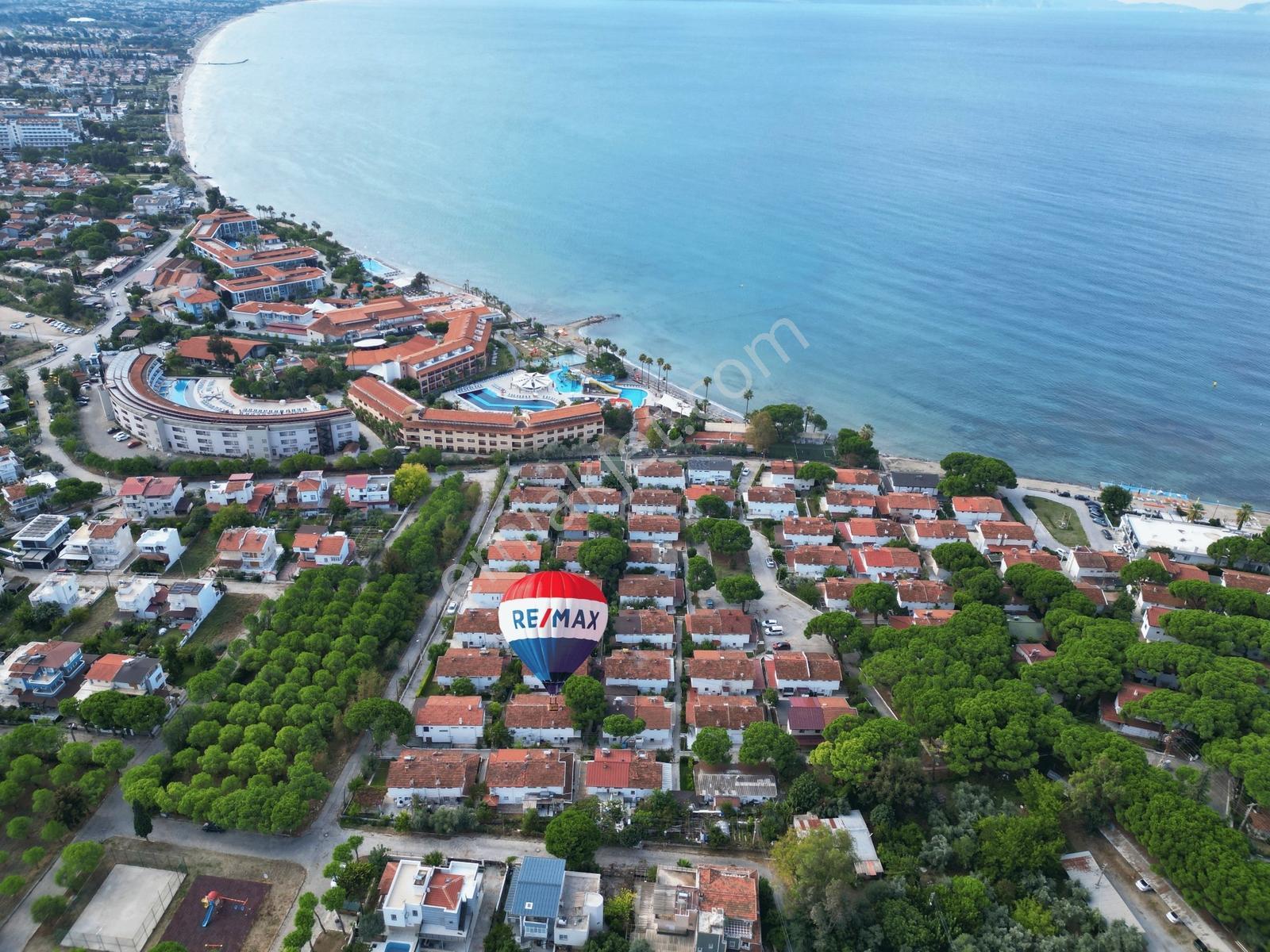 Kuşadası'nda Özel Plajlı Mistur Sitesinde Satılık Villa ! — fotoğraf 22