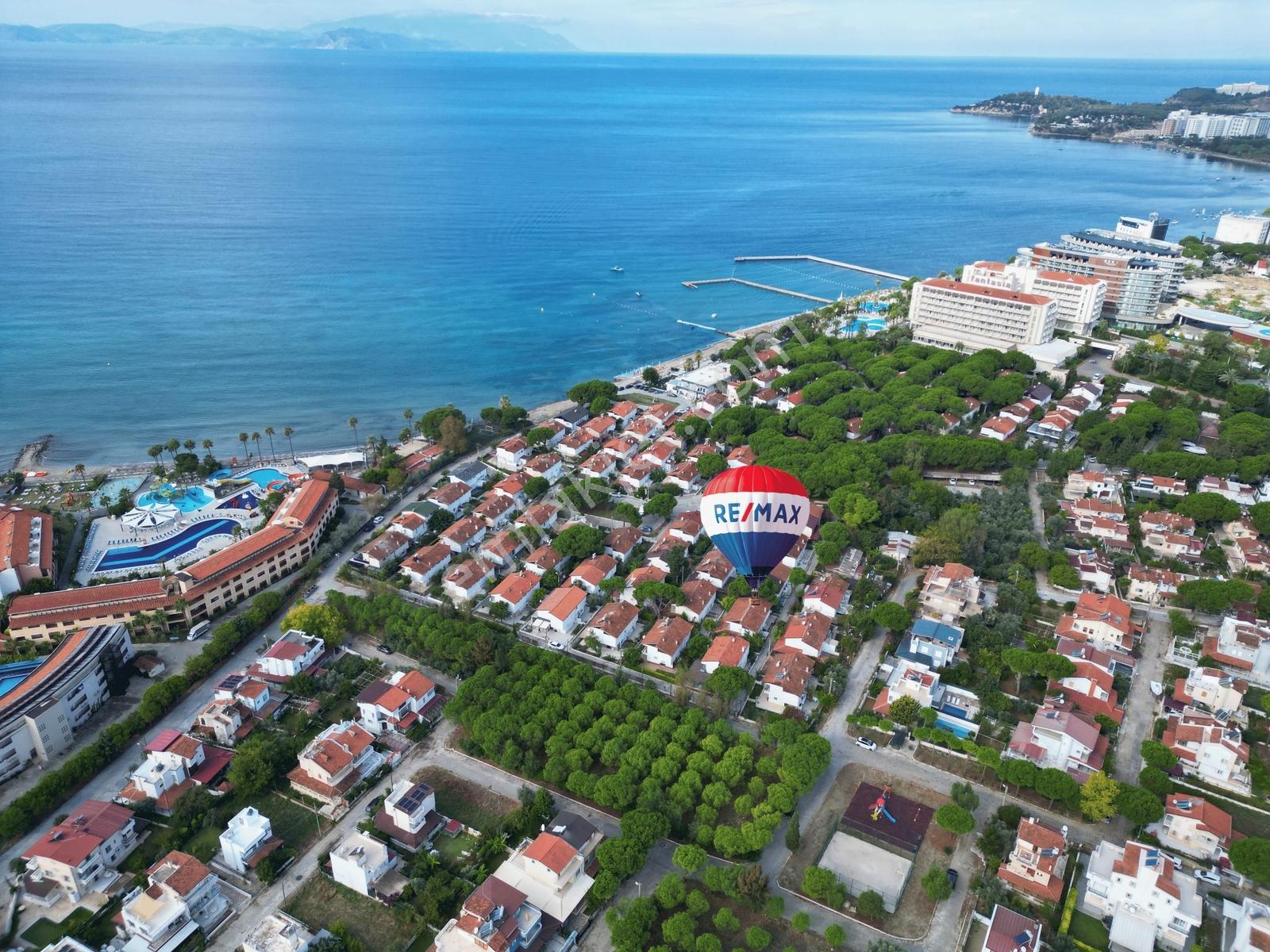 Kuşadası'nda Özel Plajlı Mistur Sitesinde Satılık Villa ! — fotoğraf 23