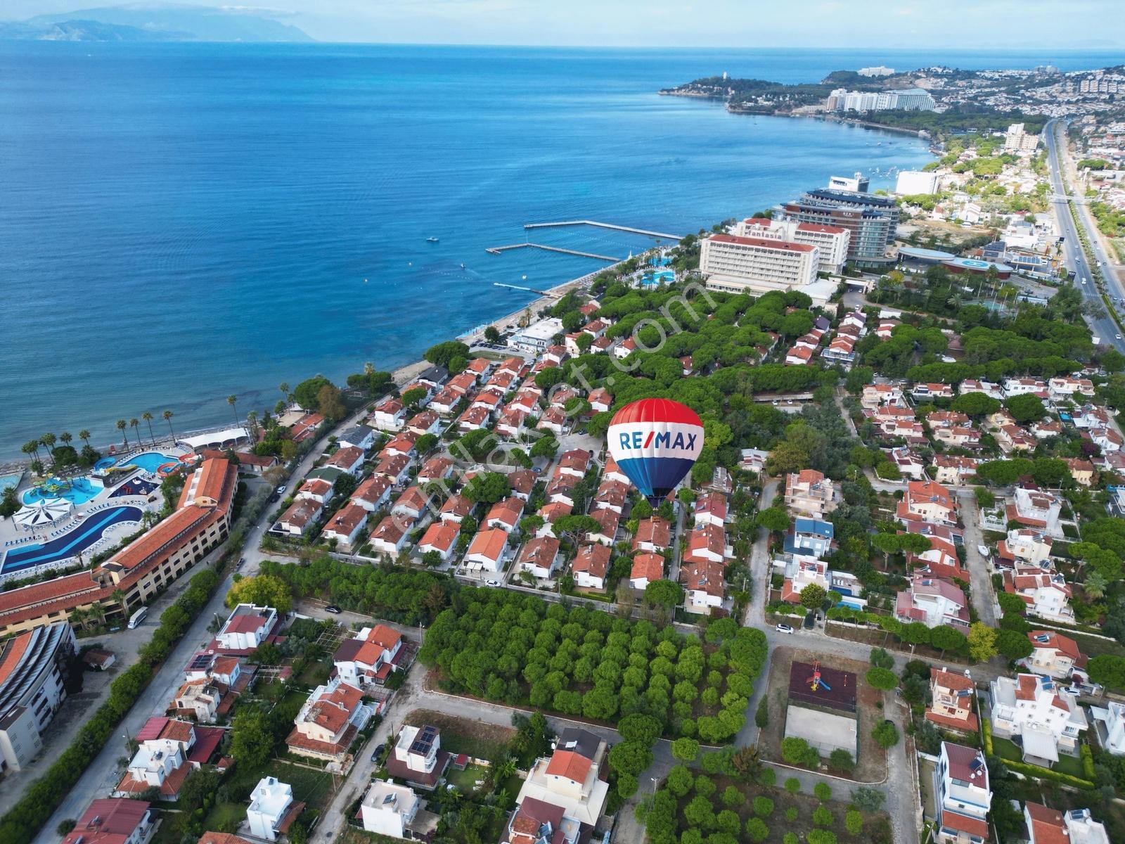 Kuşadası'nda Özel Plajlı Mistur Sitesinde Satılık Villa ! — fotoğraf 24