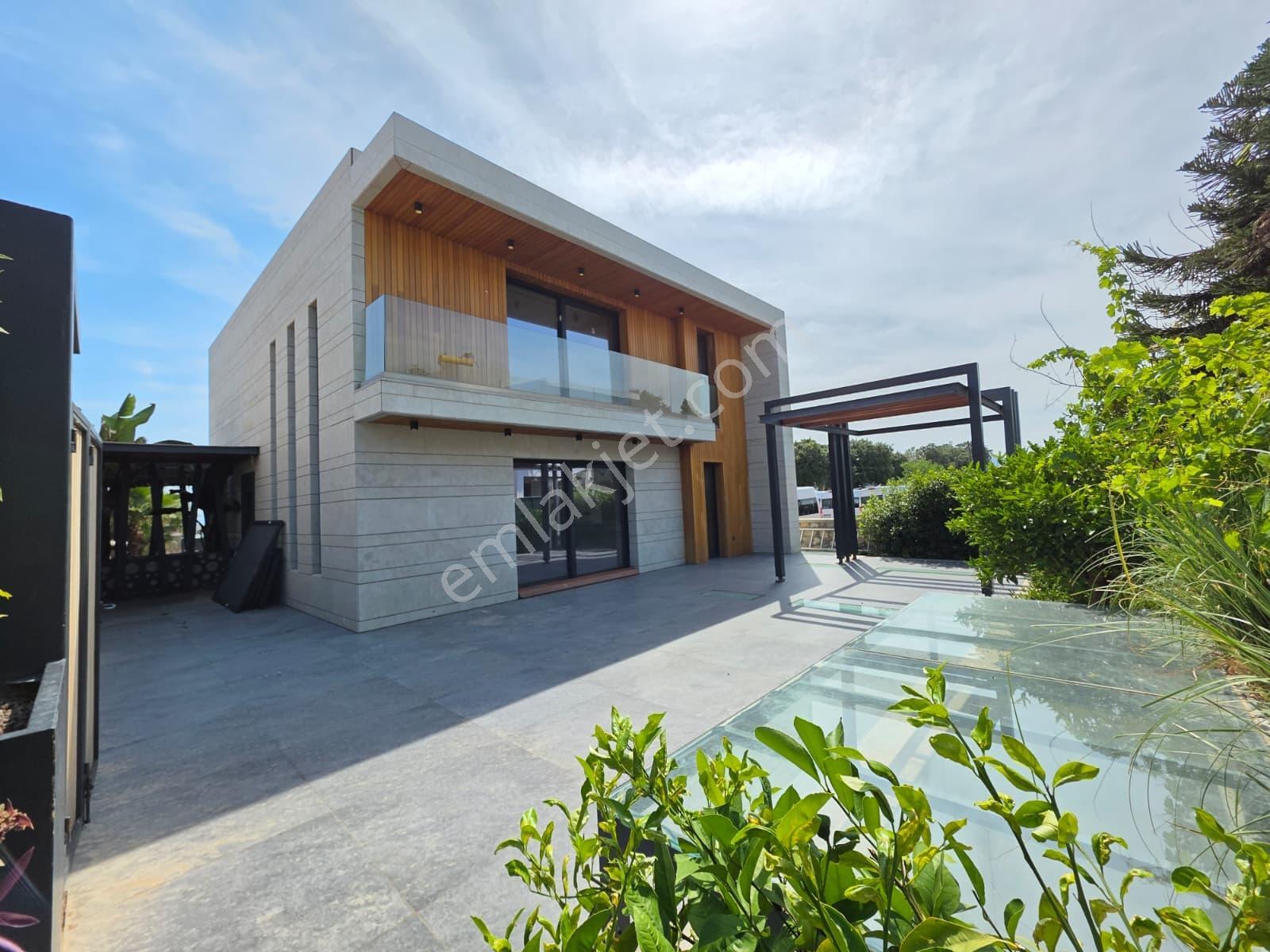 Konacık'Ta Ana Yola Yakın 450 M2 İster Ofis İster Havuzlu Villa!