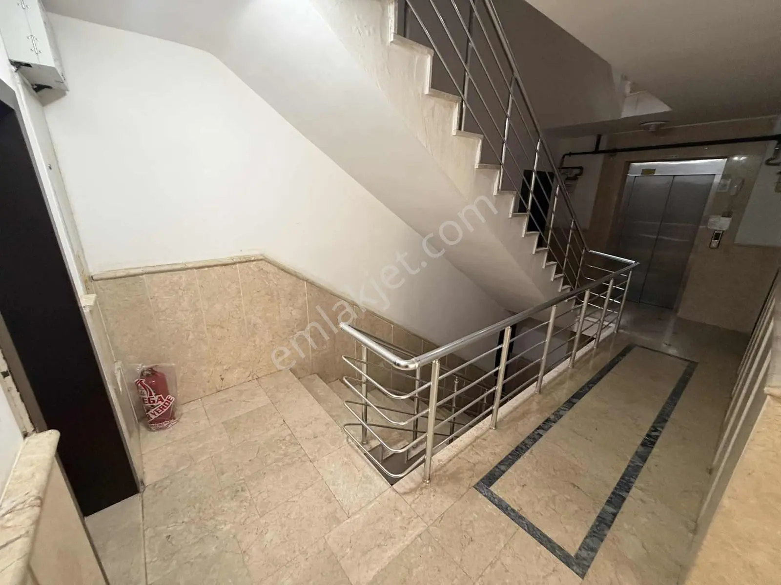 Misket Mahallesi Park Çarşı Yakını Asansörlü Y. Giriş Yapılı 2+1 — fotoğraf 2