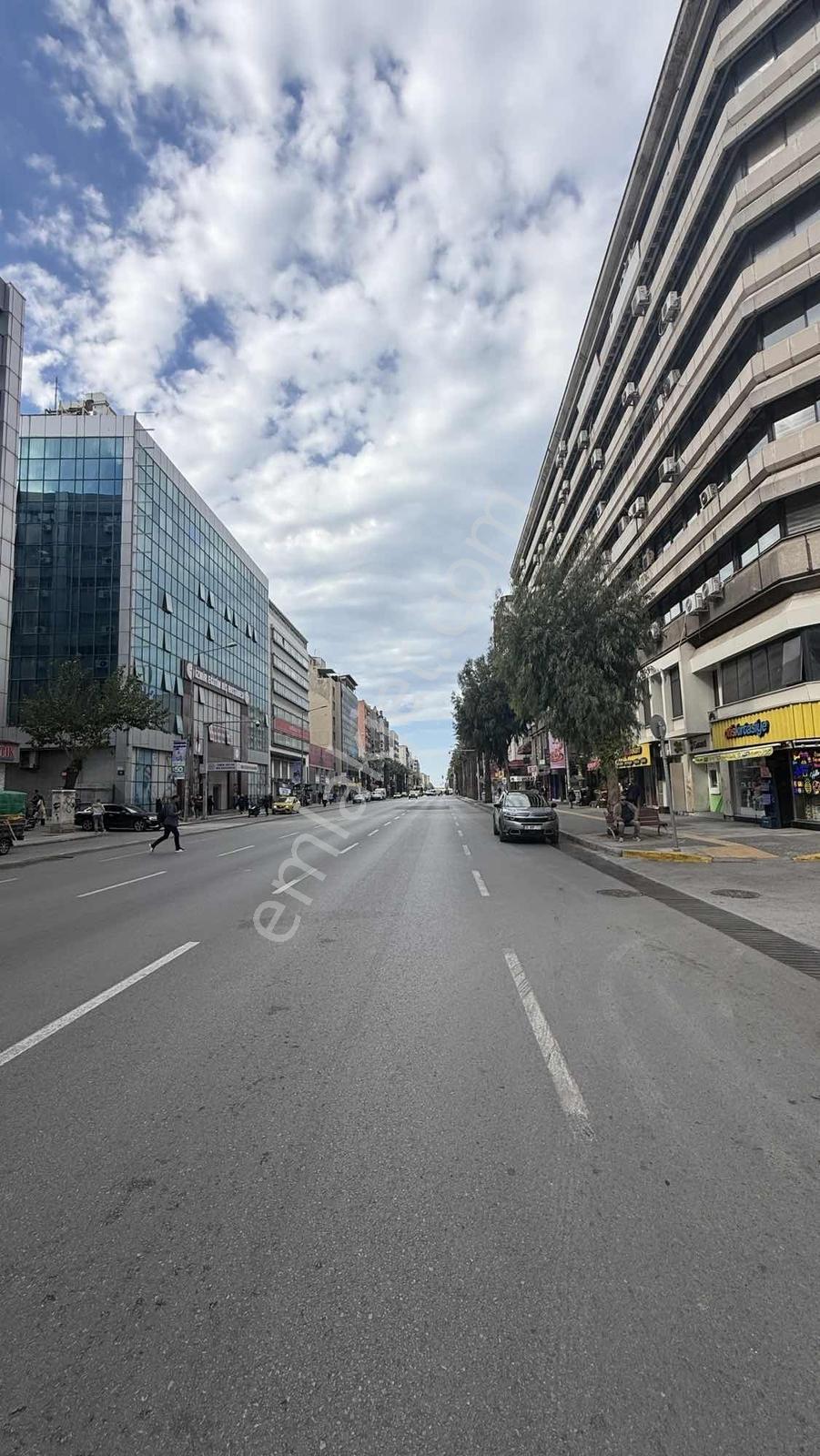Basmane'de 424 M² Köşe Parsel | 8 Kat İmarlı Otel Arsası — fotoğraf 3