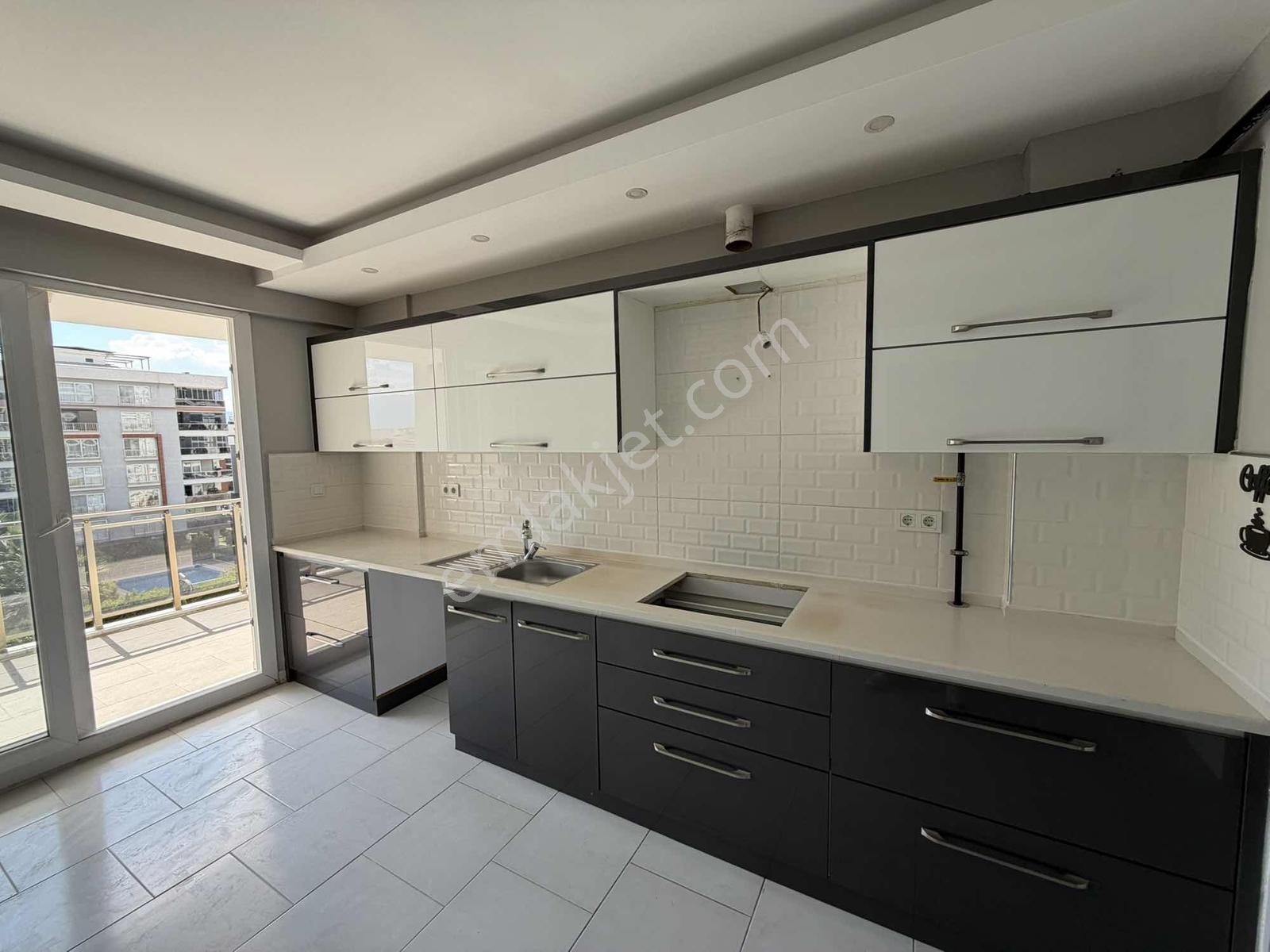 Yeşilmahallede Site İcerisinde 3+1 Satılık Daire — fotoğraf 2