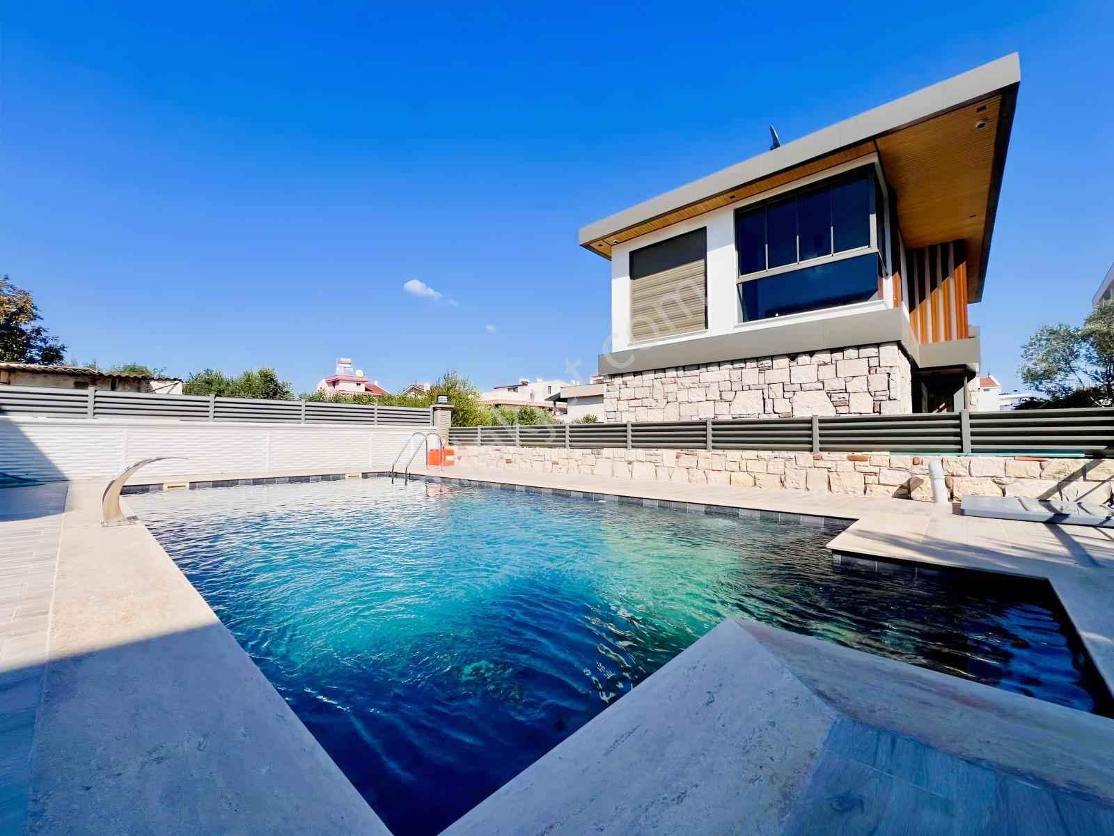 Urla Çeşmealtı'Nda Havuzlu Site İçerisinde Satılık 3+1 Villa