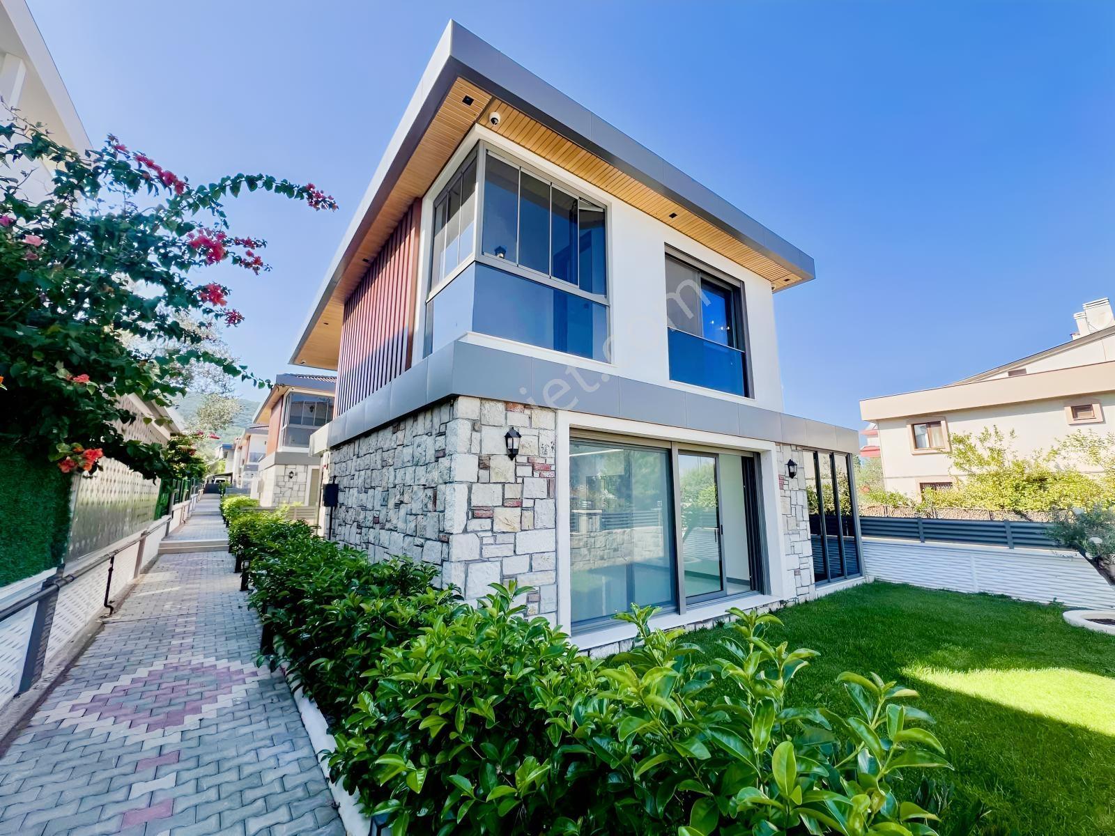 Urla Çeşmealtı'nda Havuzlu Site İçerisinde Satılık 3+1 Villa — fotoğraf 2