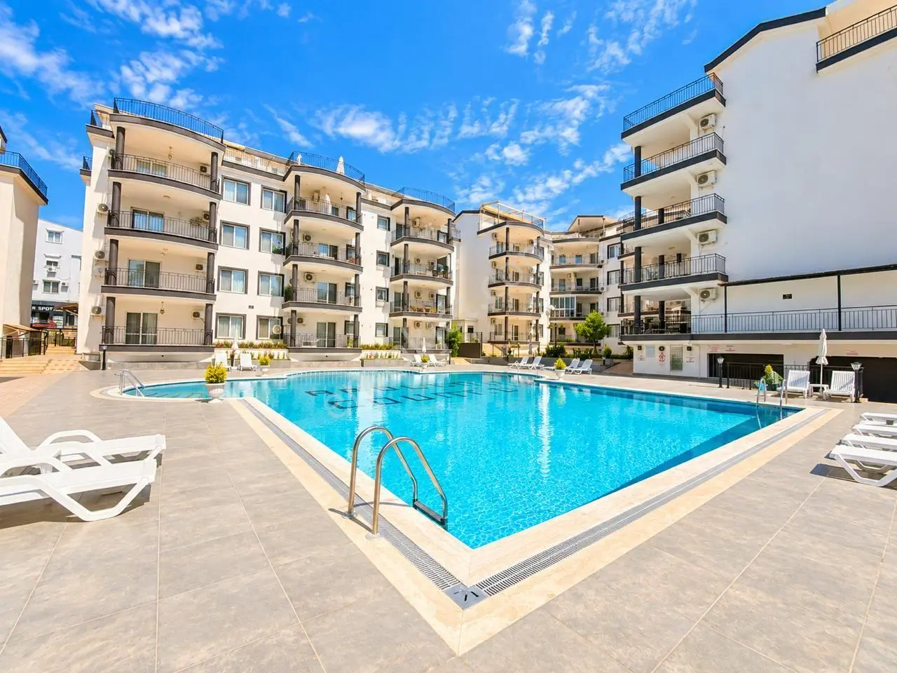 Didim'De Havuzlu Sitede Satılık 3+1 Eşyalı Dubleks Daire