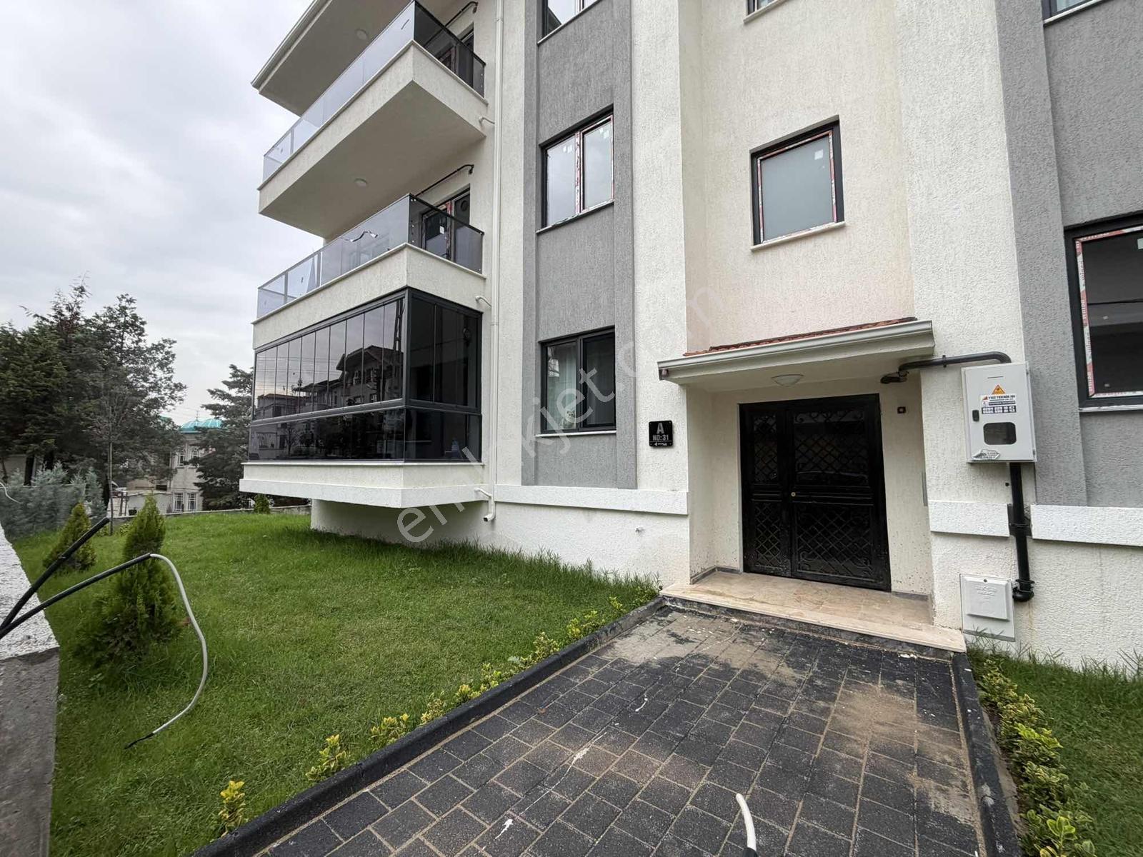 Toprak Gruptan Site İçi Sıfır 2+1 İskanlı Kapalı Otoparklı — fotoğraf 2