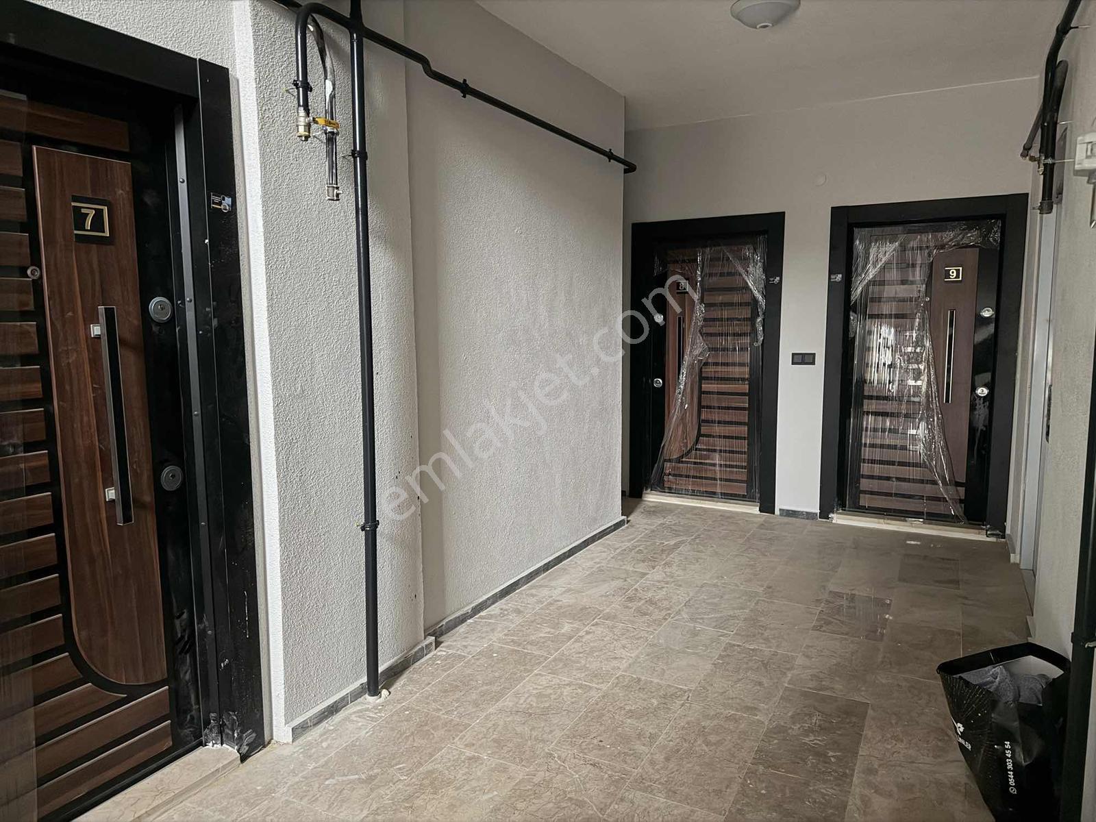 Toprak Gruptan Site İçi Sıfır 2+1 İskanlı Kapalı Otoparklı — fotoğraf 4