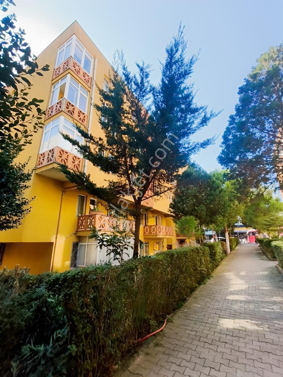 Cumhuriyet Mah Sitede 3+1 145 M2 4.Kat Ç.Balkon Kombi A.Otopark