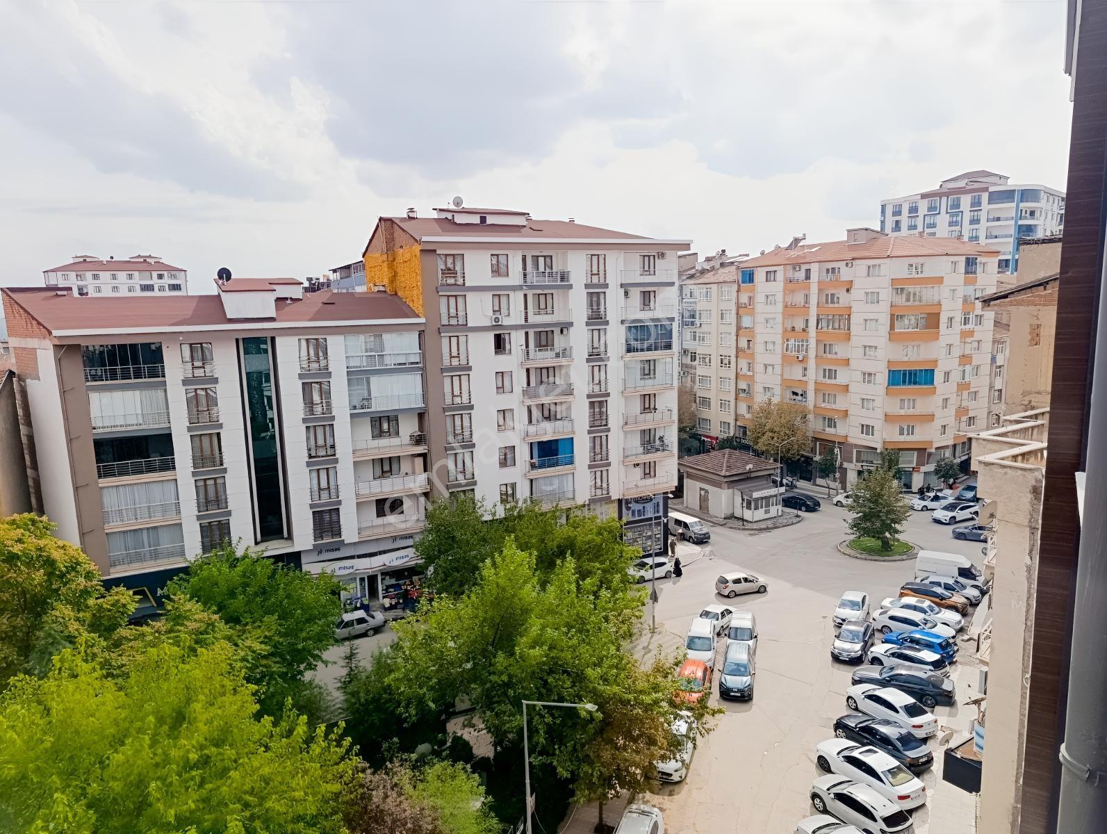 Ema 'Dan İzzetpaşada, Merkezin Merkezinde, Ferah, Uygun, 2+0