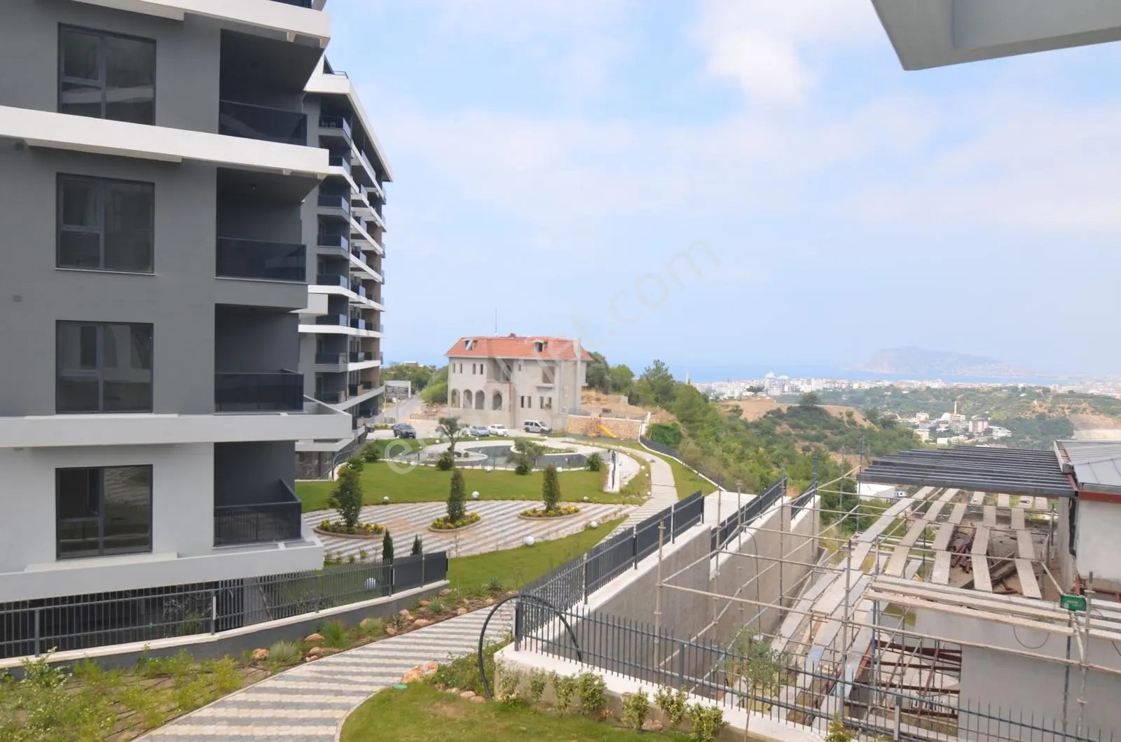 Alanya Küçüker Tower'Da Havuzlu Site İçerisinde Satılık 1+1Daire