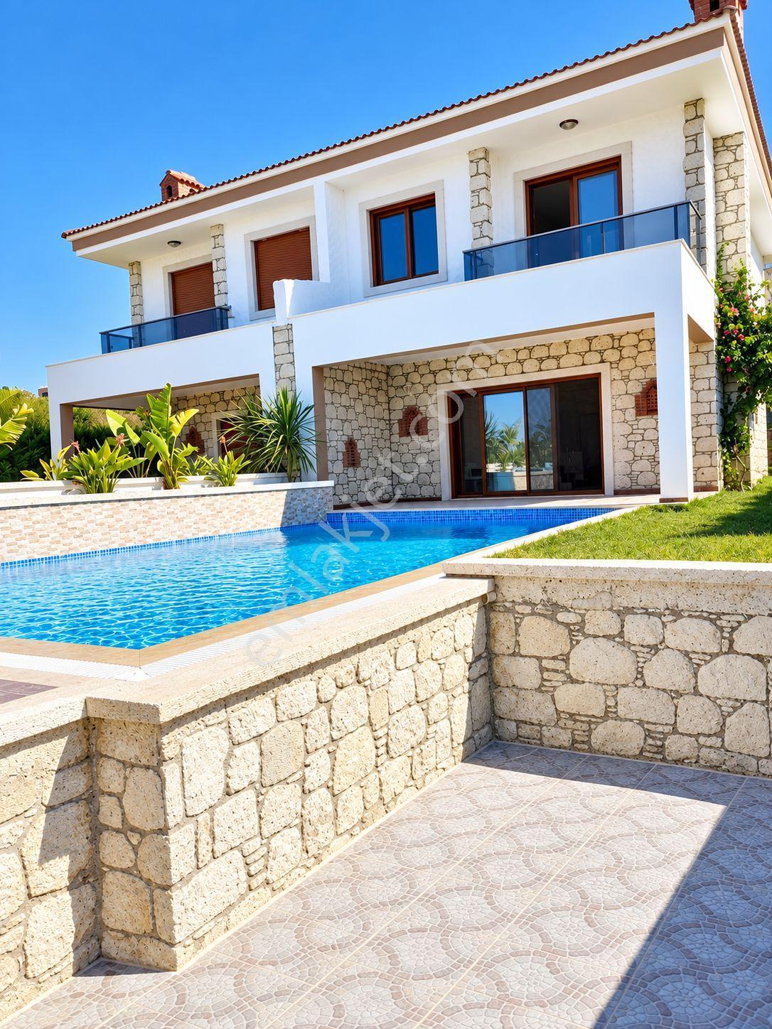 Çeşme Şifne'De Özel Havuzlu Deniz Manzaralı Villa