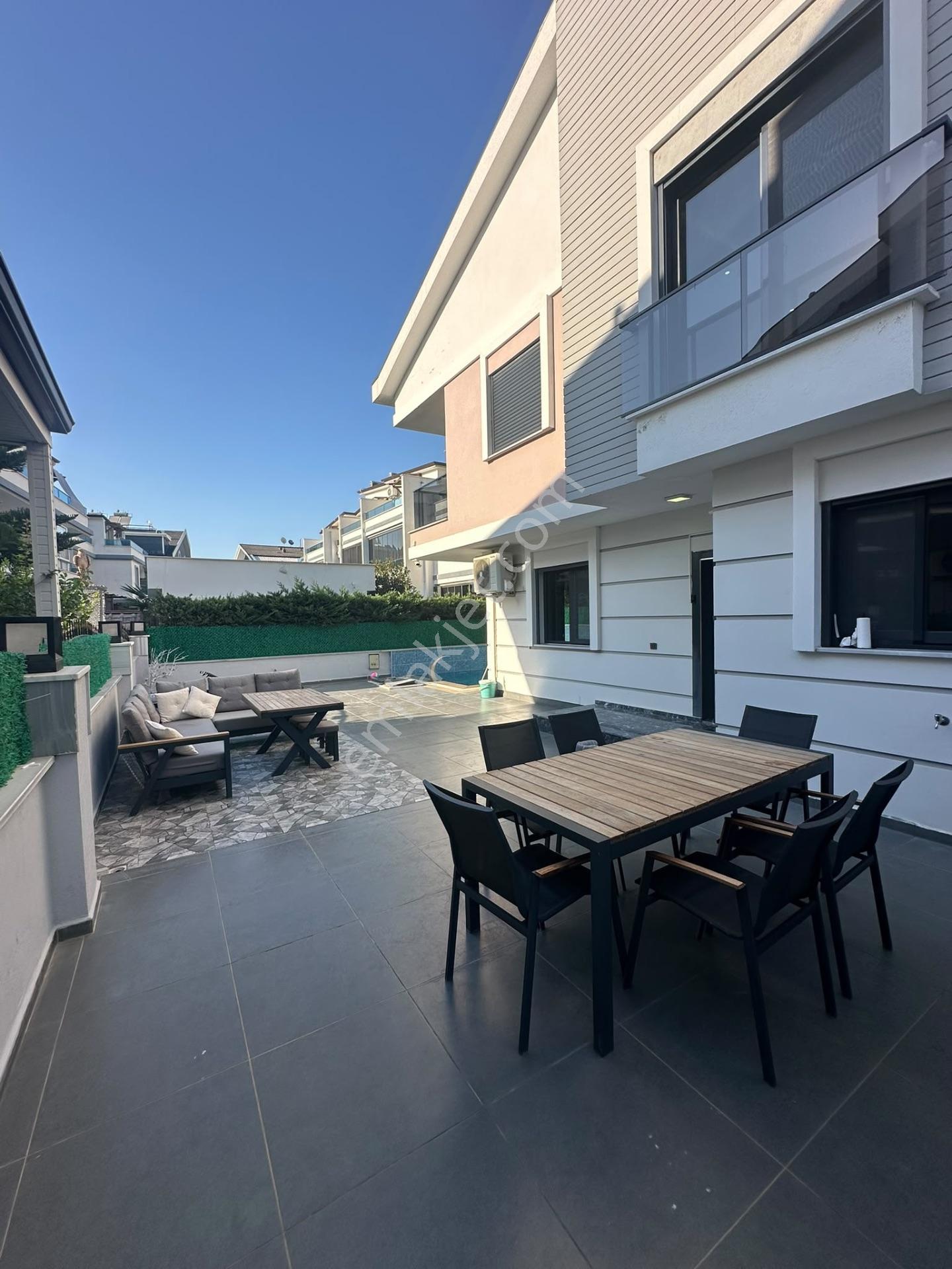 Didim Efeler Mahallesi'nde Havuzlu Satılık 4+1 Villa