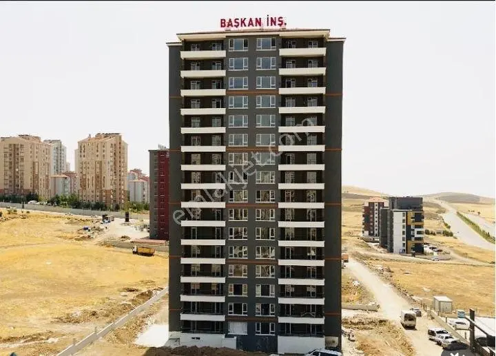 Alaçatı'Dan İncek'Te Çok Katlı Binada Satılık Daire