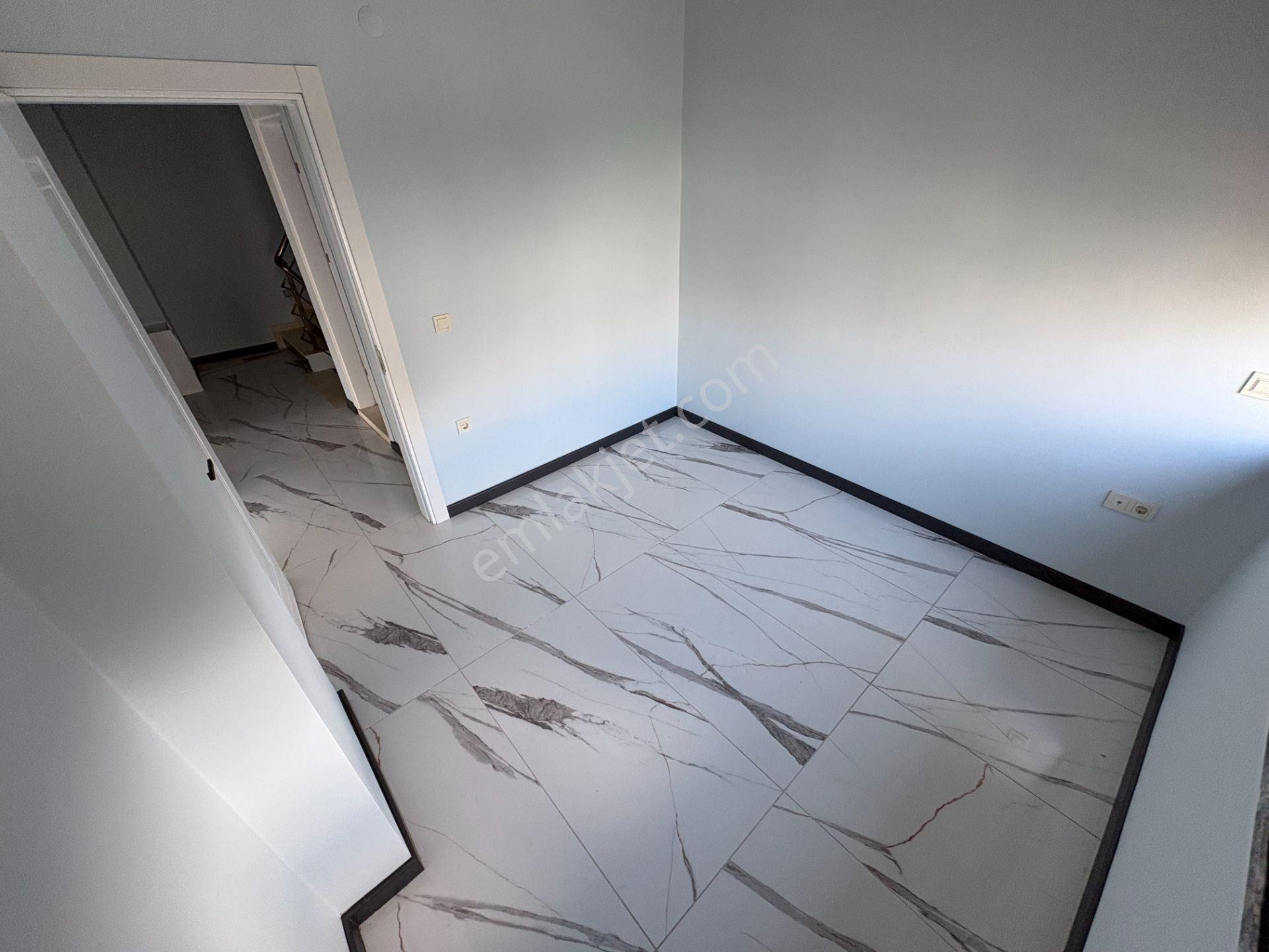 Mera Emlatan Altınoluk Narlıda Denize 50 Metre Bahçeli 4+1 Villa — fotoğraf 29