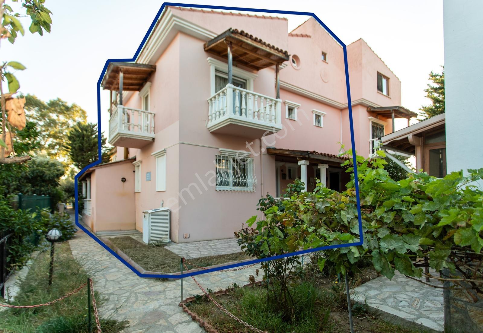 Foça İsmetpaşa Mah. Denize Yakın Satılık 4+1 Tripleks Villa