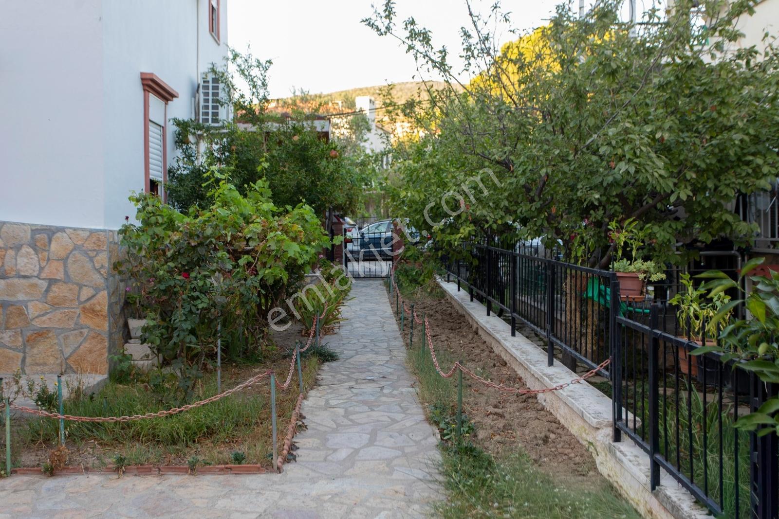 Foça İsmetpaşa Mah. Denize Yakın Satılık 4+1 Tripleks Villa — fotoğraf 2
