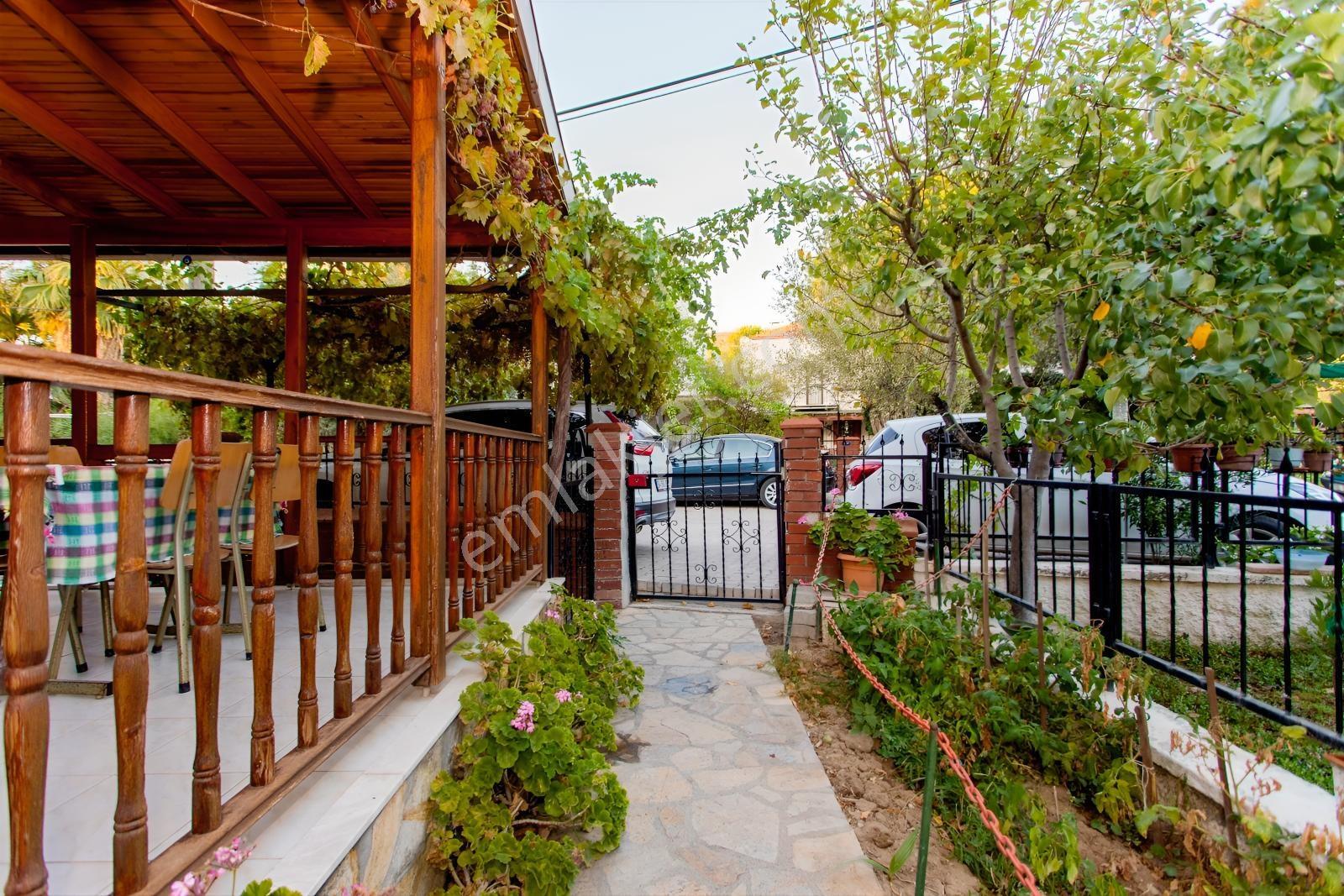 Foça İsmetpaşa Mah. Denize Yakın Satılık 4+1 Tripleks Villa — fotoğraf 3